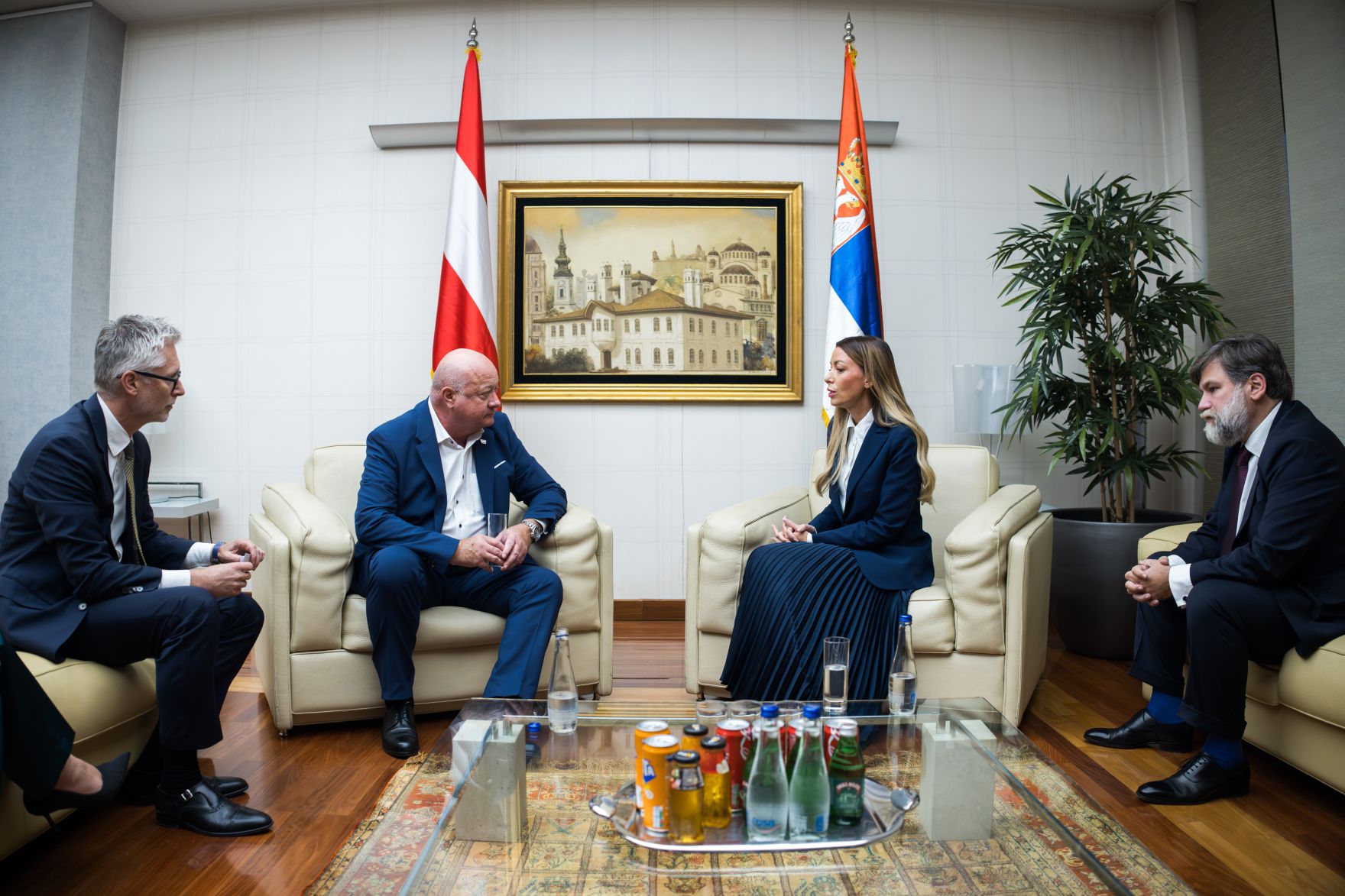 Am 12. August 2025 reiste Bundeskanzler Christian Stocker (l.) zu einem Arbeitsbesuch nach Serbien. Im Bild mit der Stellvertretende Ministerpr&auml;sidentin von Serbien Adrijana Mesarović (r.).