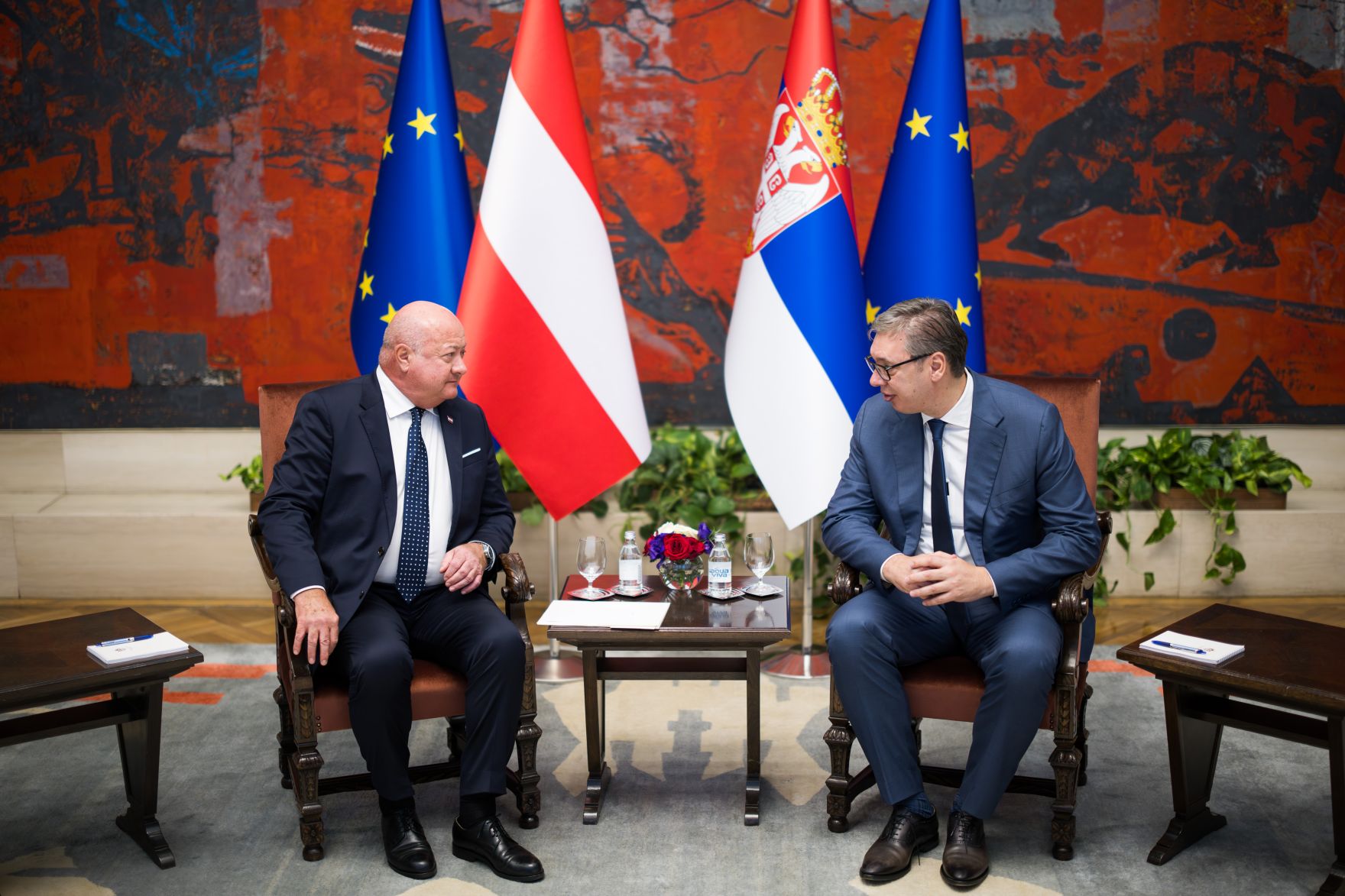 Am 12. August 2025 reiste Bundeskanzler Christian Stocker (l.) zu einem Arbeitsbesuch nach Serbien. Im Bild mit dem serbischen Pr&auml;sidenten Aleksandar Vučić (r.).