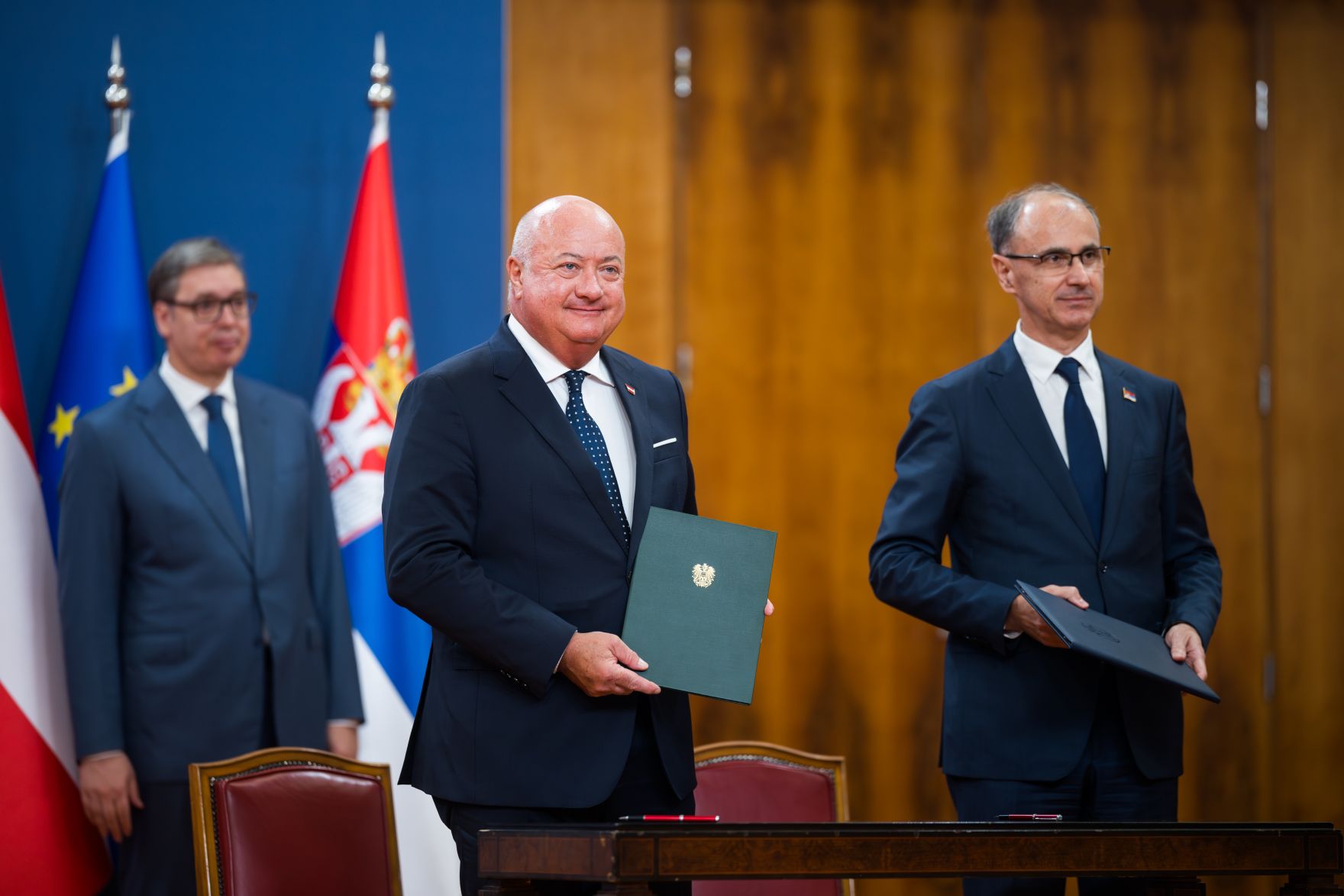 Am 12. August 2025 reiste Bundeskanzler Christian Stocker (m.) zu einem Arbeitsbesuch nach Serbien. Im Bild mit dem serbischen Pr&auml;sidenten Aleksandar Vučić (l.) und dem Ministerpr&auml;sidenten von Serbien Đuro Macut (r.)..