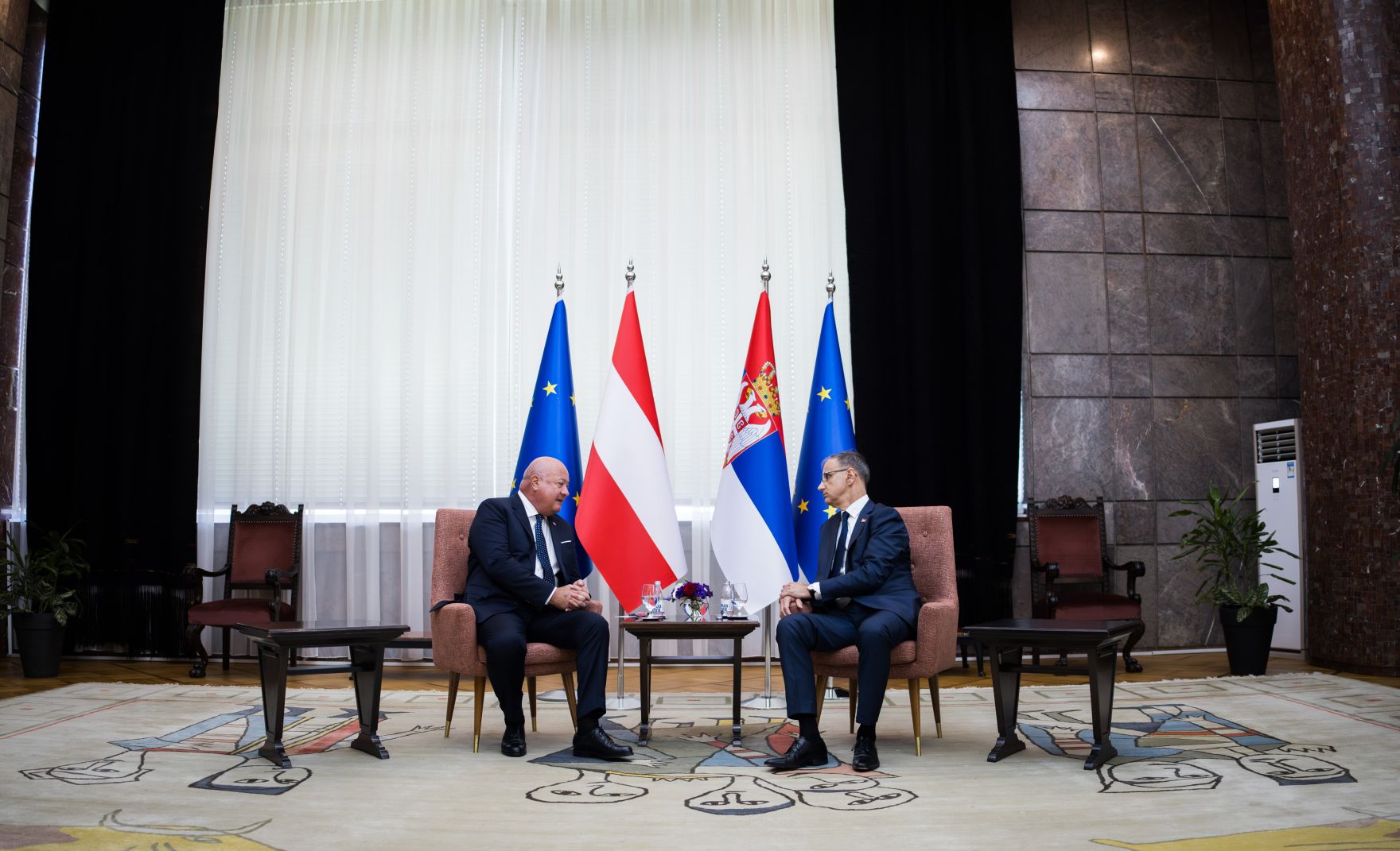 Am 12. August 2025 reiste Bundeskanzler Christian Stocker (l.) zu einem Arbeitsbesuch nach Serbien. Im Bild mit dem Ministerpr&auml;sidenten von Serbien Đuro Macut (r.).