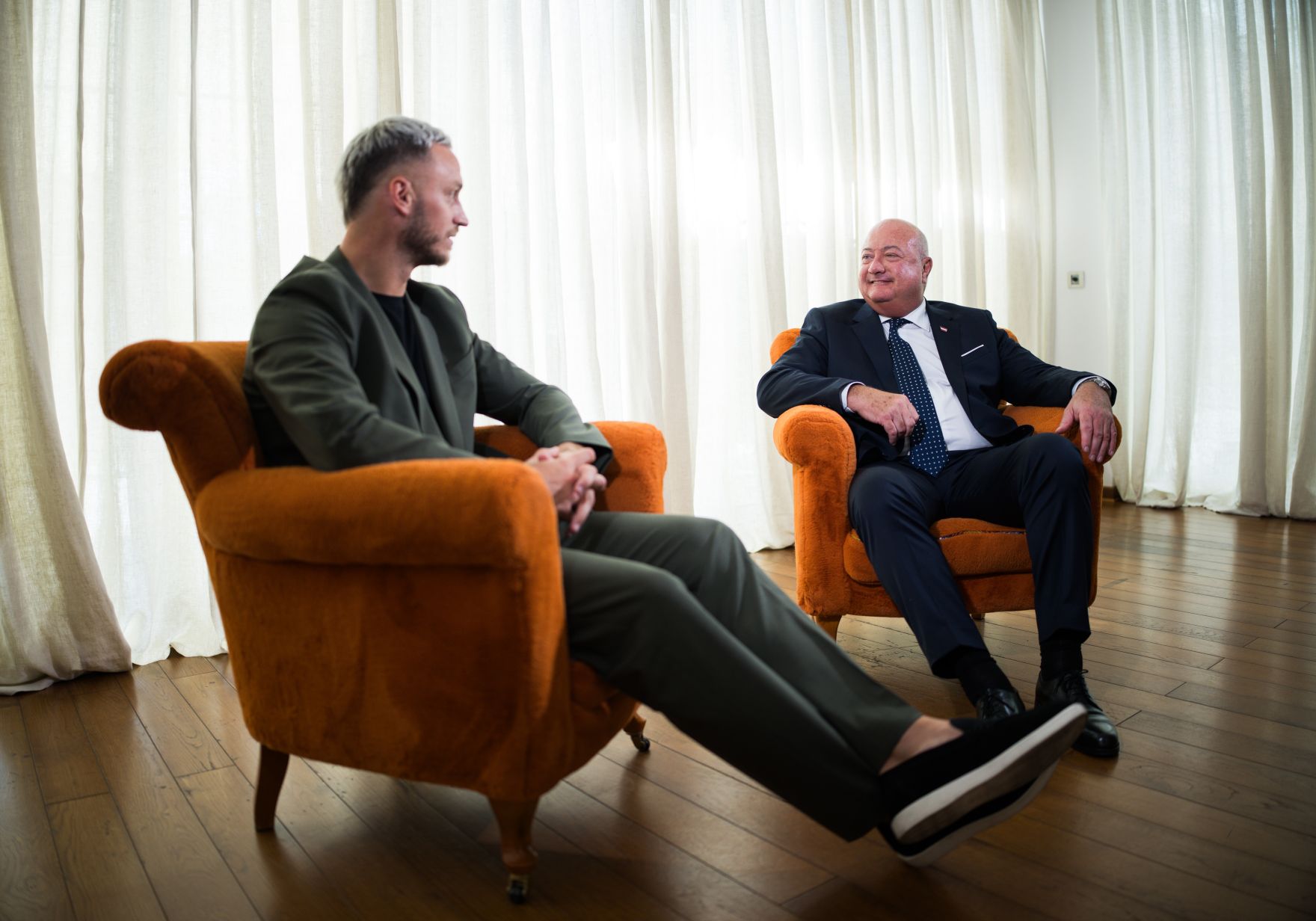 Am 12. August 2025 reiste Bundeskanzler Christian Stocker (r.) zu einem Arbeitsbesuch nach Serbien. Im Bild mit dem Fu&szlig;ballspieler Marko Arnautović (l.).