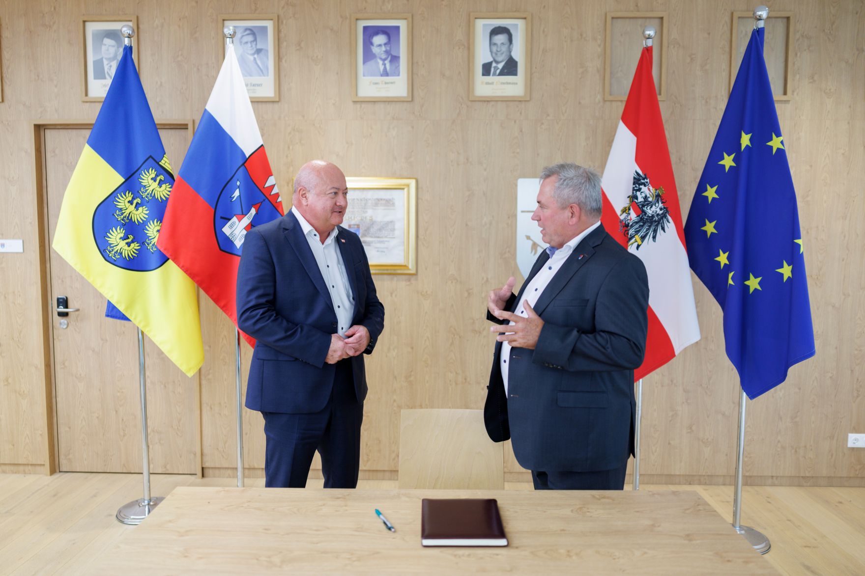 Am 19. August 2025 besuchte Bundeskanzler Christian Stocker (l.) die Gemeinde Lanzenkirchen. Im Bild mit B&uuml;rgermeister Bernhard Karnthaler (r.).
