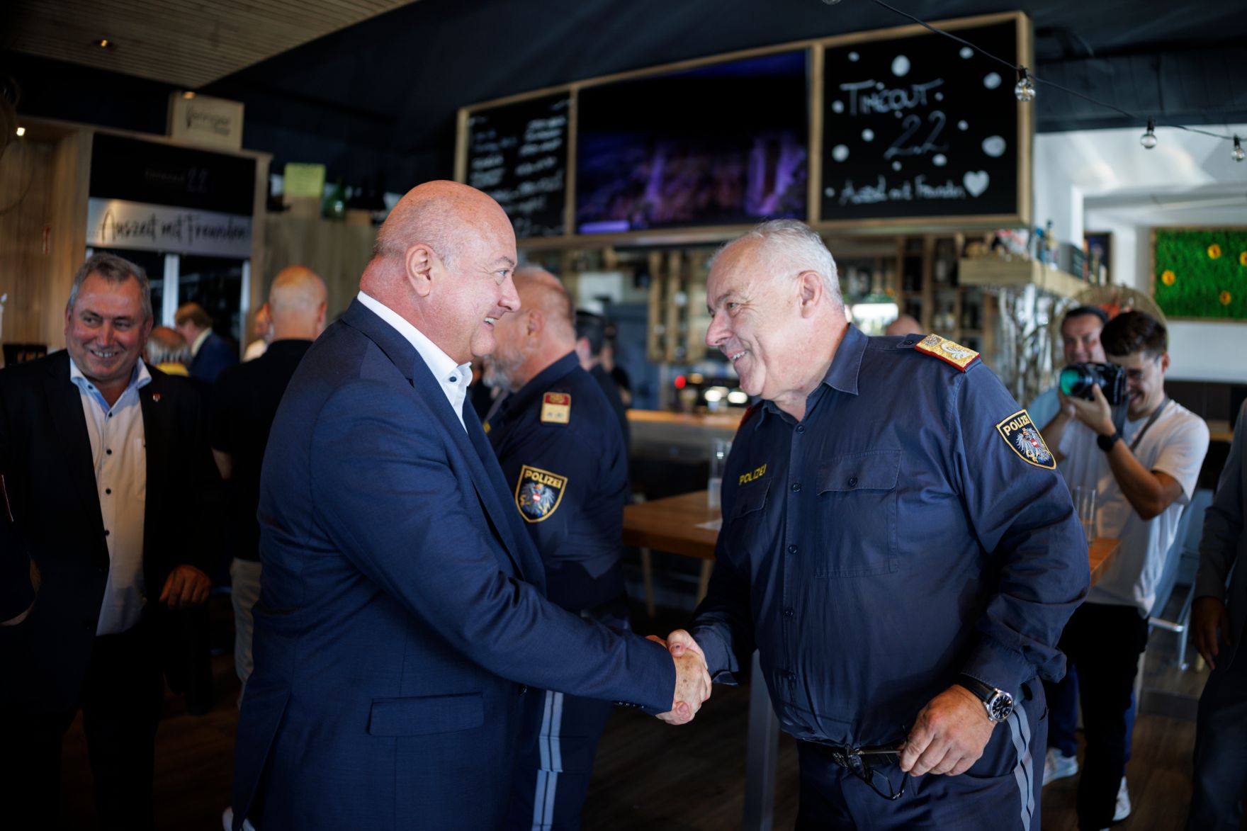 Am 19. August 2025 besuchte Bundeskanzler Christian Stocker (l.) die Gemeinde Lanzenkirchen.