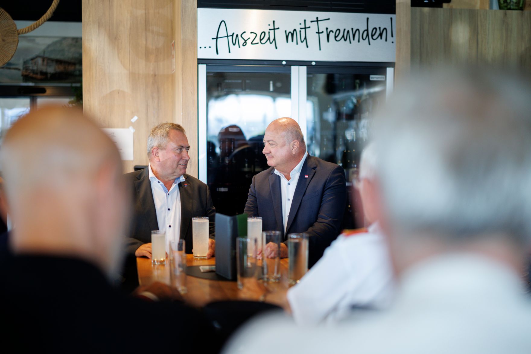 Am 19. August 2025 besuchte Bundeskanzler Christian Stocker (r.) die Gemeinde Lanzenkirchen. Im Bild mit B&uuml;rgermeister Bernhard Karnthaler (l.).