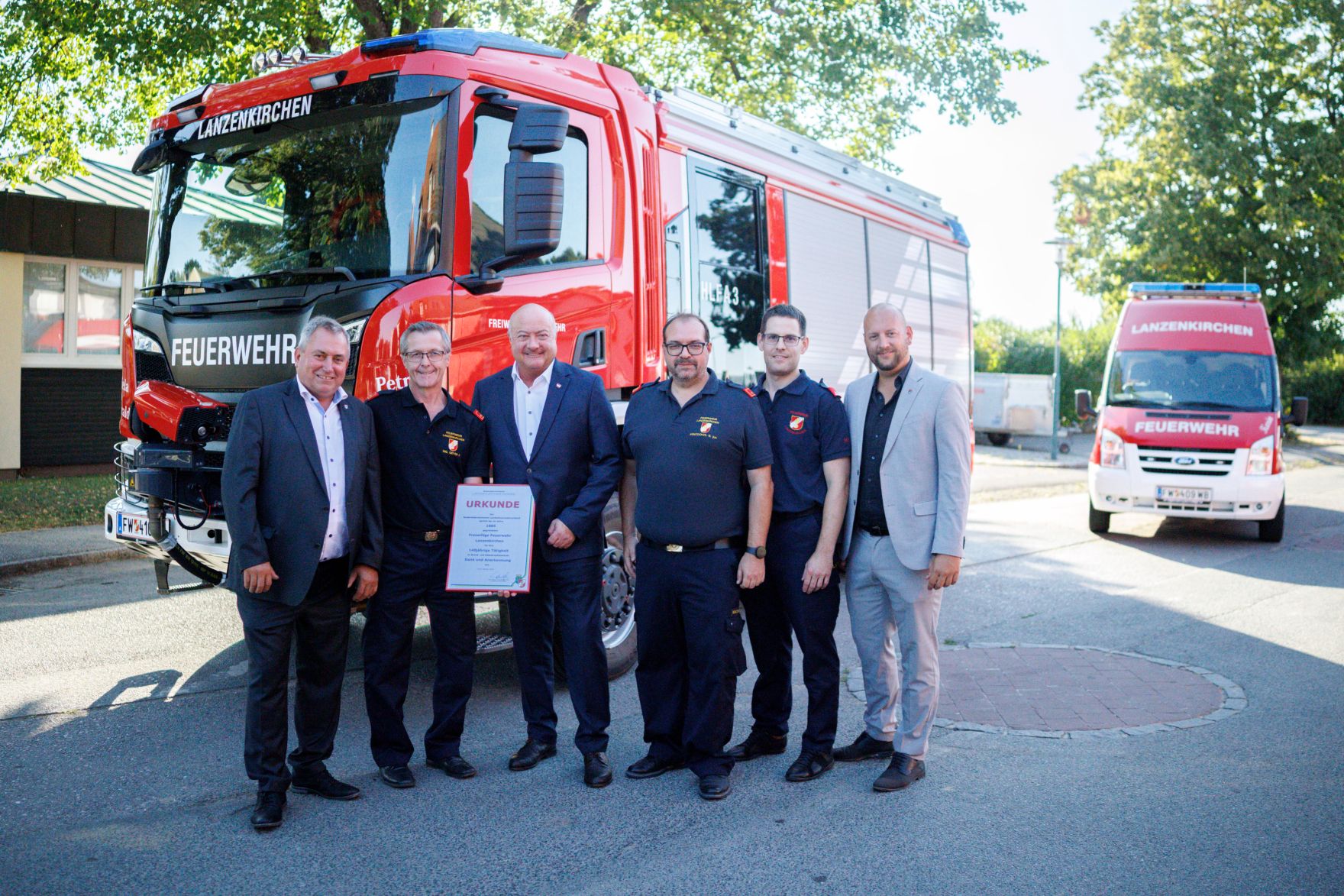Am 19. August 2025 besuchte Bundeskanzler Christian Stocker (l.) die Gemeinde Lanzenkirchen. Im Bild beim Besuch der Freiwilligen Feuerwehr Lanzenkirchen.