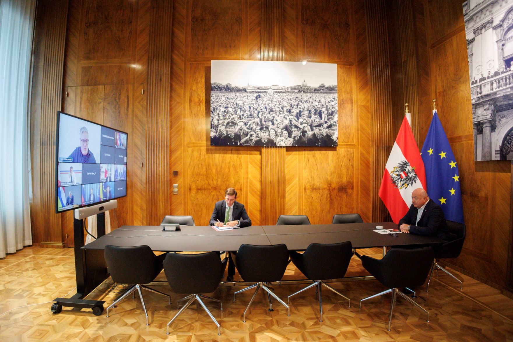 Am 19. August 2025 nahm Bundeskanzler Christian Stocker (r.) an der Videokonferenz der EU Staats- und Regierungschefs teil.