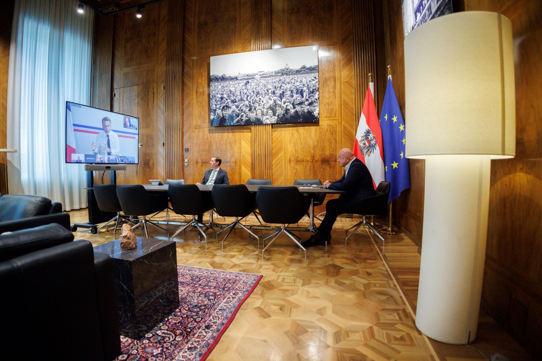 Am 19. August 2025 nahm Bundeskanzler Christian Stocker (r.) an der Videokonferenz der EU Staats- und Regierungschefs teil.