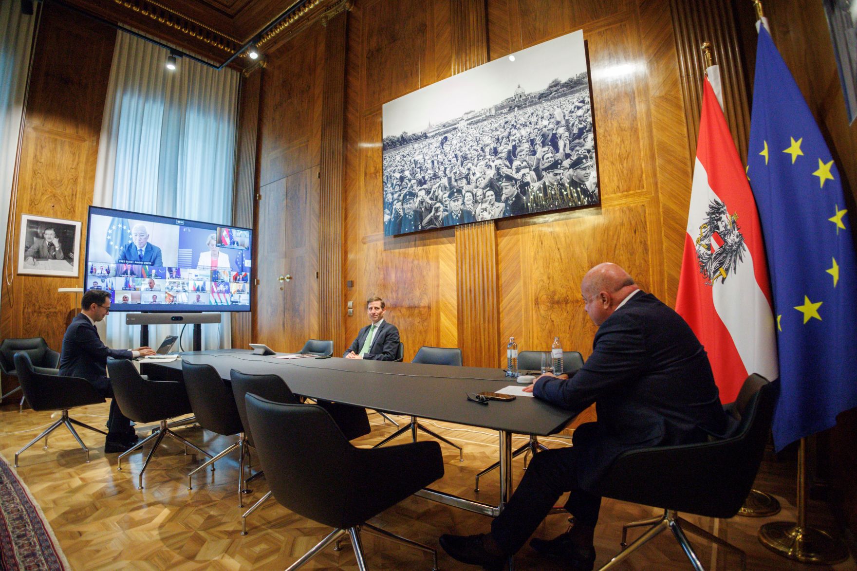 Am 19. August 2025 nahm Bundeskanzler Christian Stocker (r.) an der Videokonferenz der EU Staats- und Regierungschefs teil.