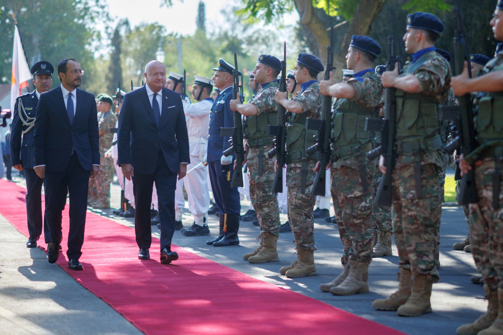 Am 21. August 2025 reiste Bundeskanzler Christian Stocker (3.v.l.) zu einem mehrt&auml;gigen Arbeitsbesuch nach Zypern. Im Bild mit dem Pr&auml;sidenten von Zypern, Nikos Christodoulidis (2.v.l.).