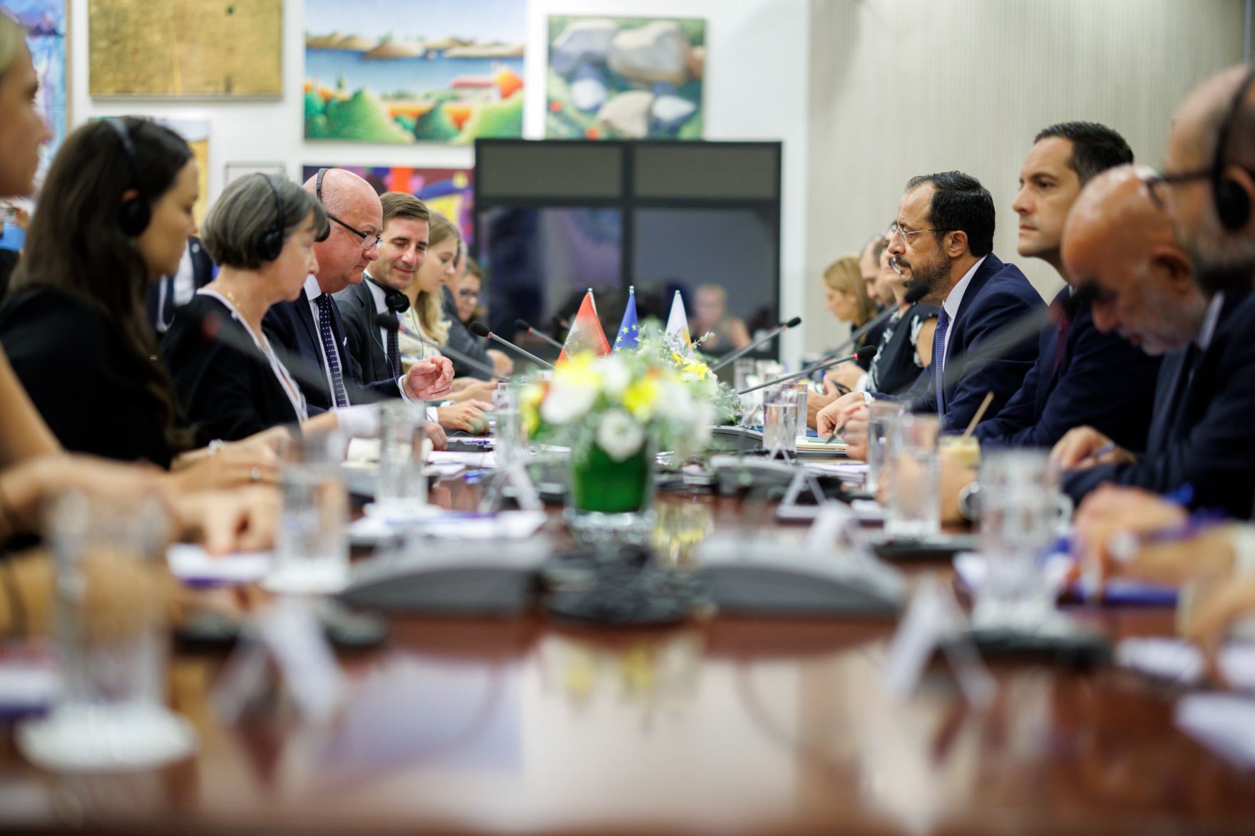 Am 21. August 2025 reiste Bundeskanzler Christian Stocker (4.v.l.) zu einem mehrt&auml;gigen Arbeitsbesuch nach Zypern. Im Bild beim Arbeitsgespr&auml;ch mit dem Pr&auml;sidenten von Zypern, Nikos Christodoulidis (4.v.r.).