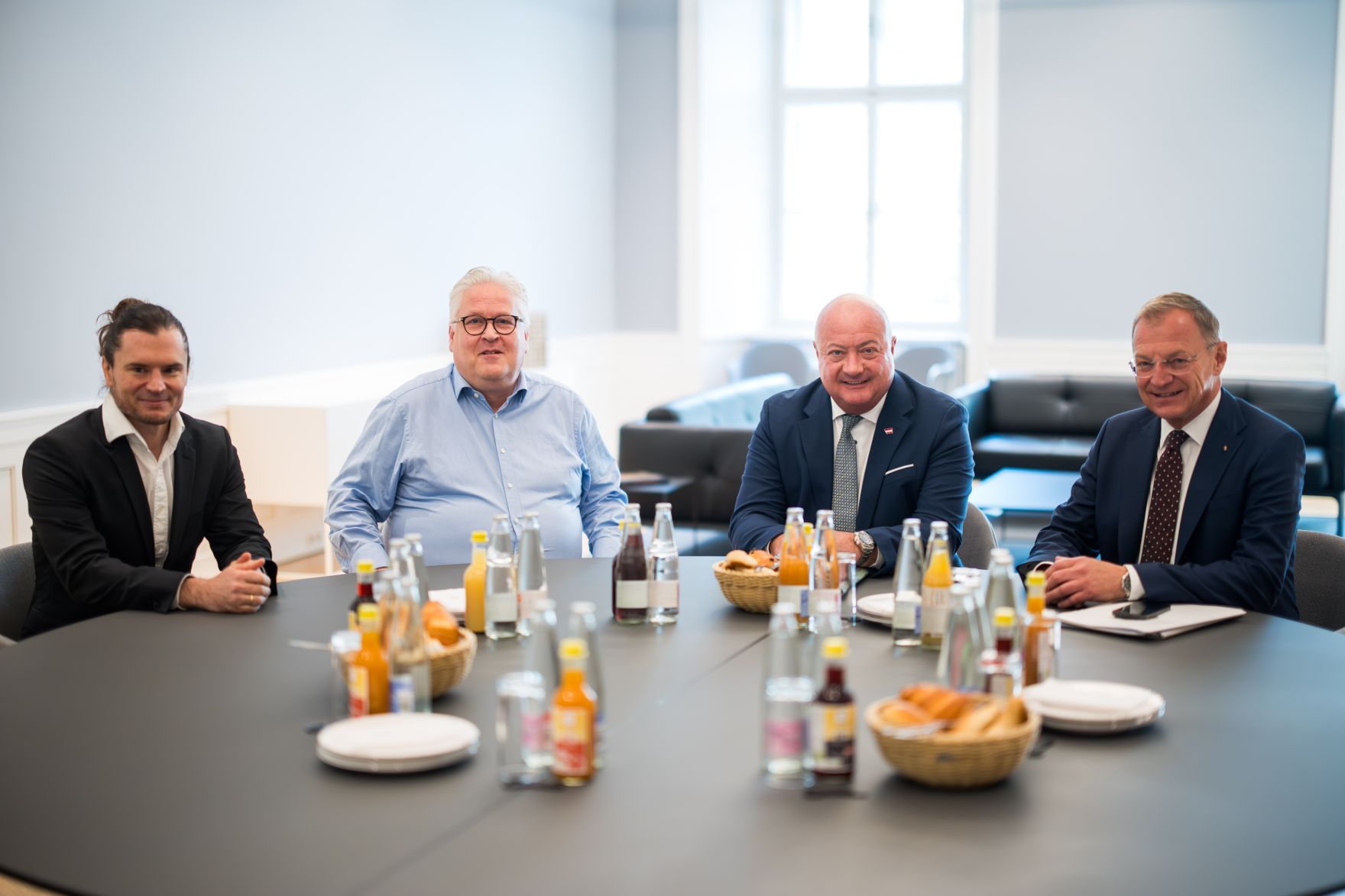 Am 25. August 2025 wurde Bundeskanzler Christian Stocker (m.r.) im Rahmen seines Bundesl&auml;ndertages von Landeshauptmann Thomas Stelzer (r.) im Amt der Ober&ouml;sterreichischen Landesregierung empfangen. Im Bild beim Arbeitsgespr&auml;ch.
