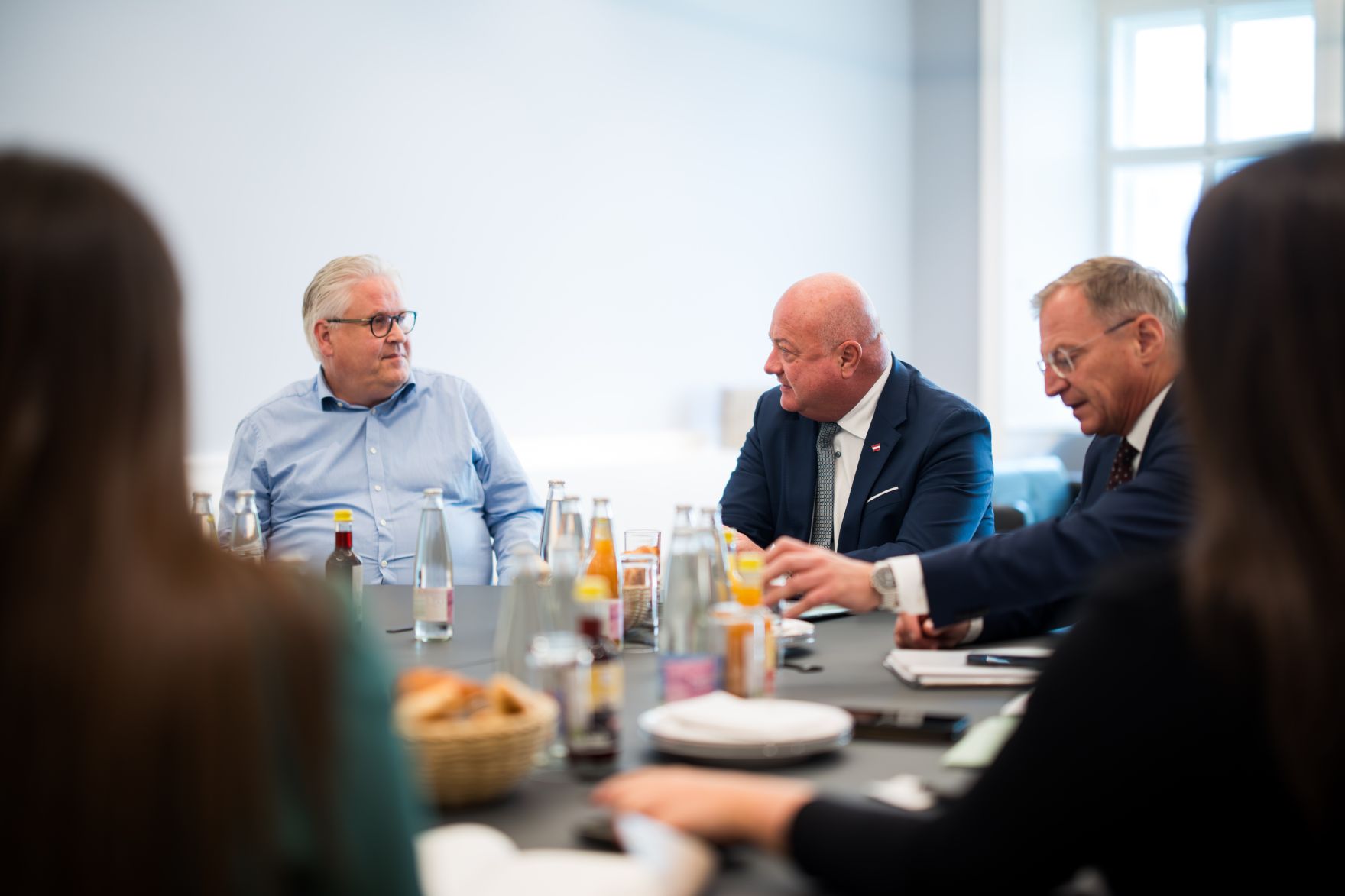 Am 25. August 2025 wurde Bundeskanzler Christian Stocker (m.r.) im Rahmen seines Bundesl&auml;ndertages von Landeshauptmann Thomas Stelzer (2.v.r.) im Amt der Ober&ouml;sterreichischen Landesregierung empfangen. Im Bild beim Arbeitsgespr&auml;ch.