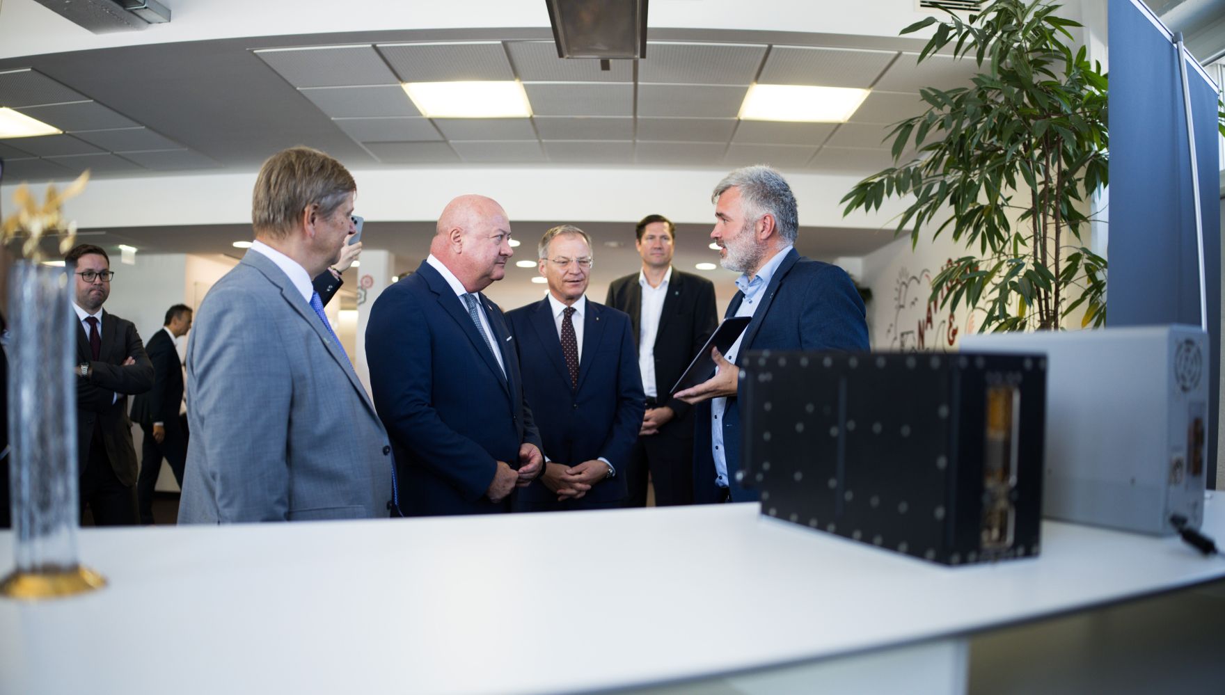 Am 25. August 2025 besuche Bundeskanzler Christian Stocker (4.v.l.) im Rahmen seines Bundesl&auml;ndertages die Kontron Technologies GmbH. Im Bild mit Landeshauptmann Thomas Stelzer (5.v.l.).