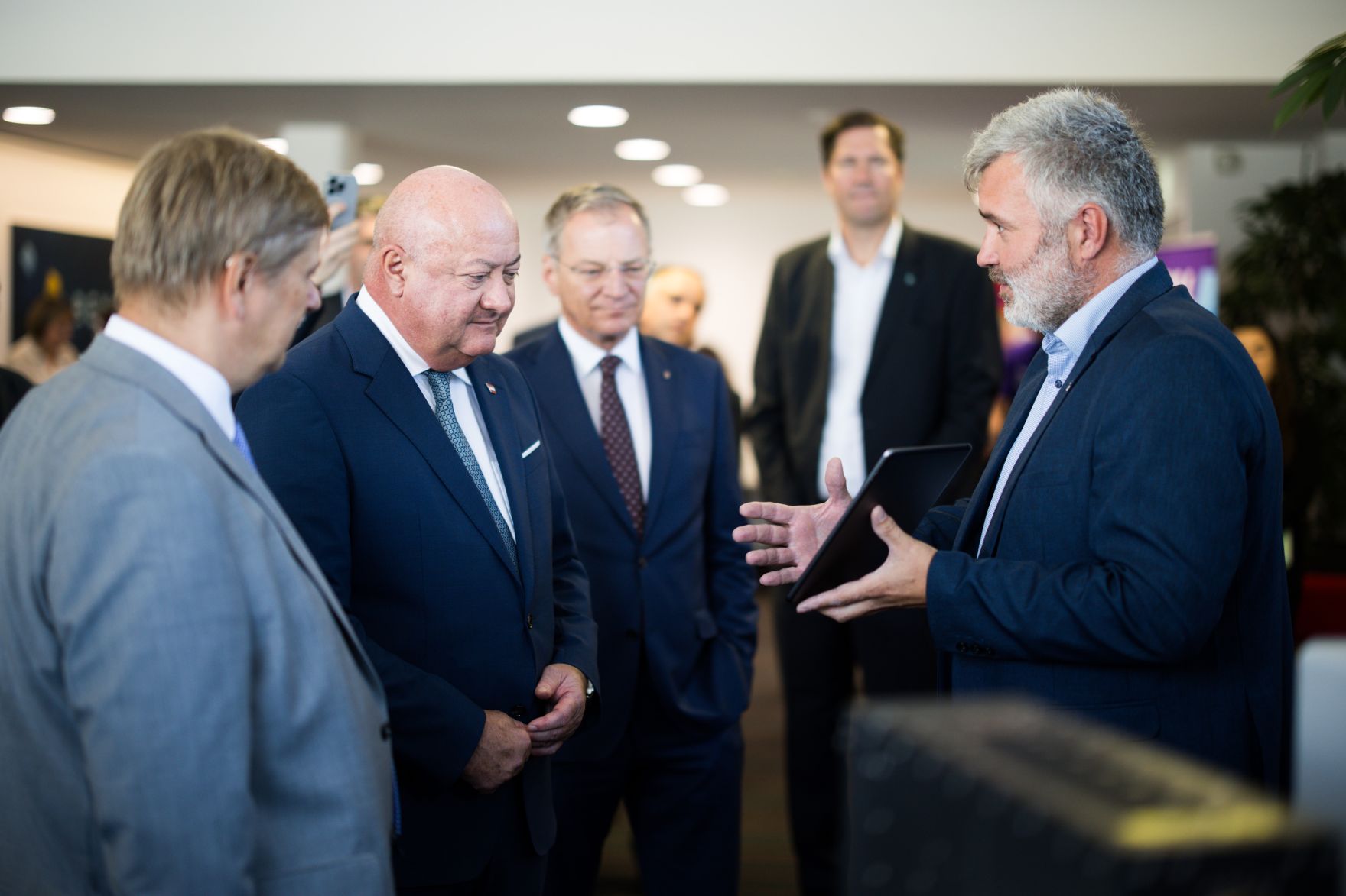 Am 25. August 2025 besuche Bundeskanzler Christian Stocker (2.v.l.) im Rahmen seines Bundesl&auml;ndertages die Kontron Technologies GmbH. Im Bild mit Landeshauptmann Thomas Stelzer (3.v.l.).