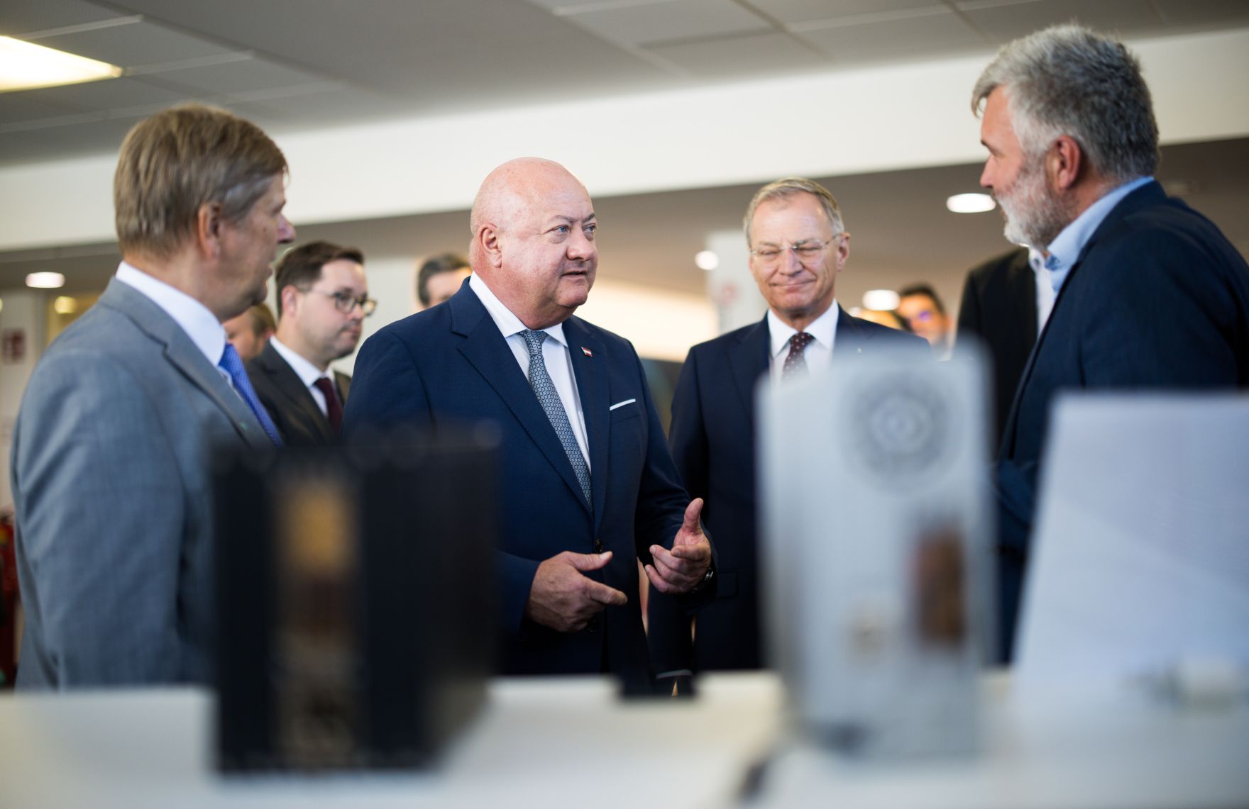 Am 25. August 2025 besuche Bundeskanzler Christian Stocker (3.v.l.) im Rahmen seines Bundesl&auml;ndertages die Kontron Technologies GmbH. Im Bild mit Landeshauptmann Thomas Stelzer (4.v.l.).