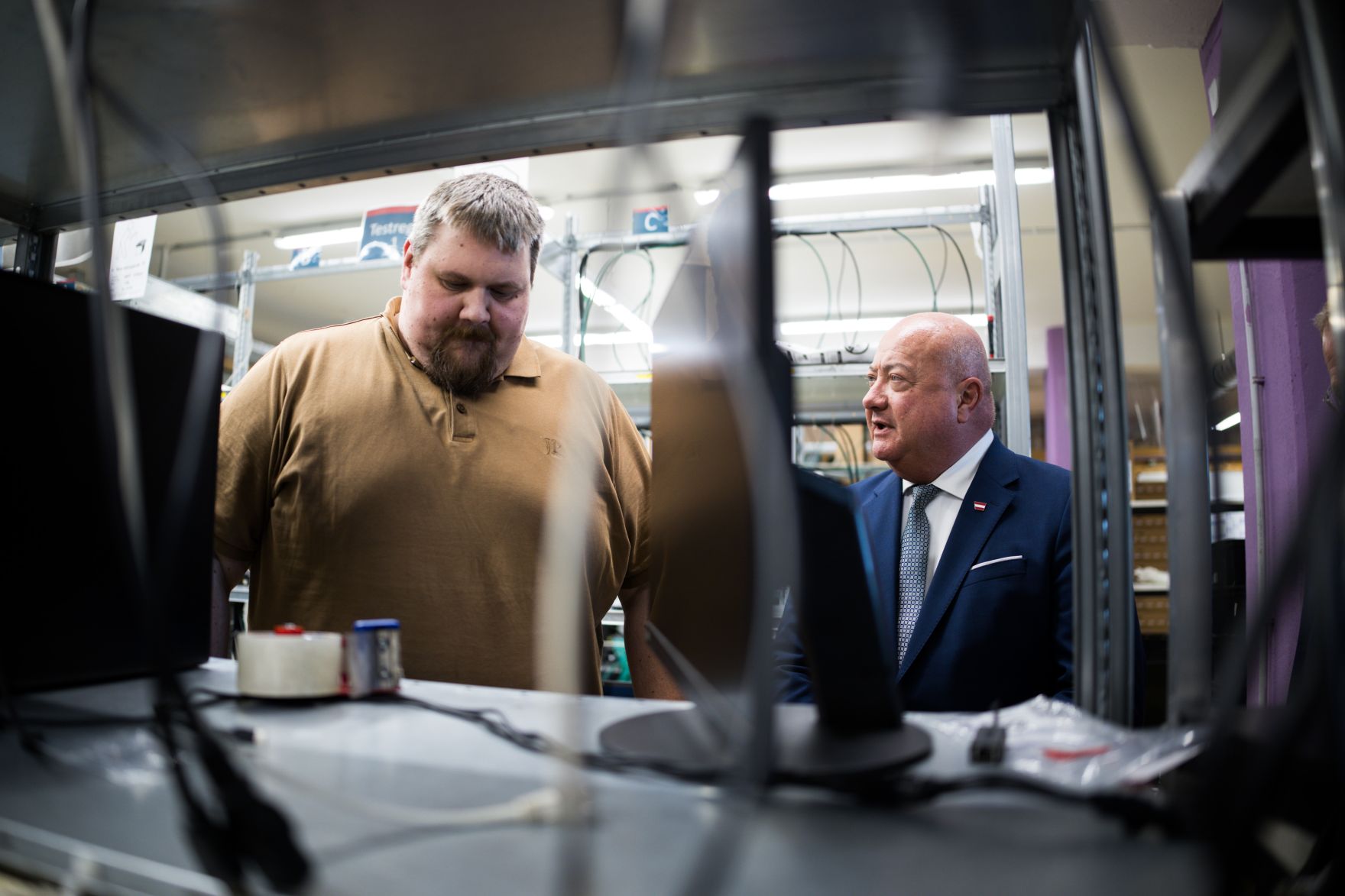 Am 25. August 2025 besuche Bundeskanzler Christian Stocker (r.) im Rahmen seines Bundesl&auml;ndertages die Kontron Technologies GmbH.
