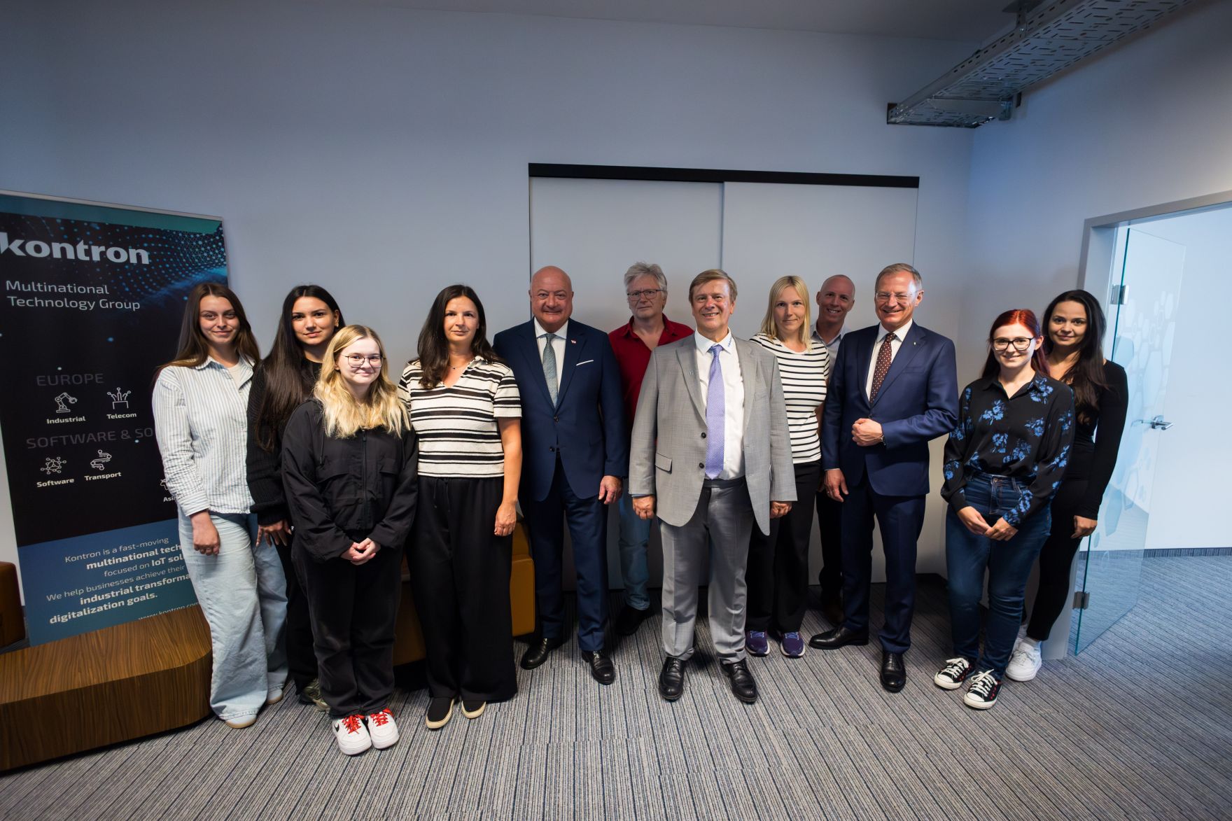 Am 25. August 2025 besuche Bundeskanzler Christian Stocker (4.v.l.) im Rahmen seines Bundesl&auml;ndertages die Kontron Technologies GmbH. Im Bild mit Landeshauptmann Thomas Stelzer (3.v.r.).