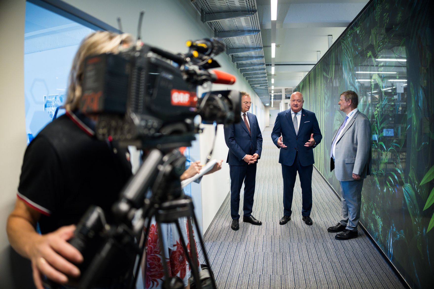 Am 25. August 2025 besuche Bundeskanzler Christian Stocker (2.v.r.) im Rahmen seines Bundesl&auml;ndertages die Kontron Technologies GmbH. Im Bild mit Landeshauptmann Thomas Stelzer (2.v.l.).