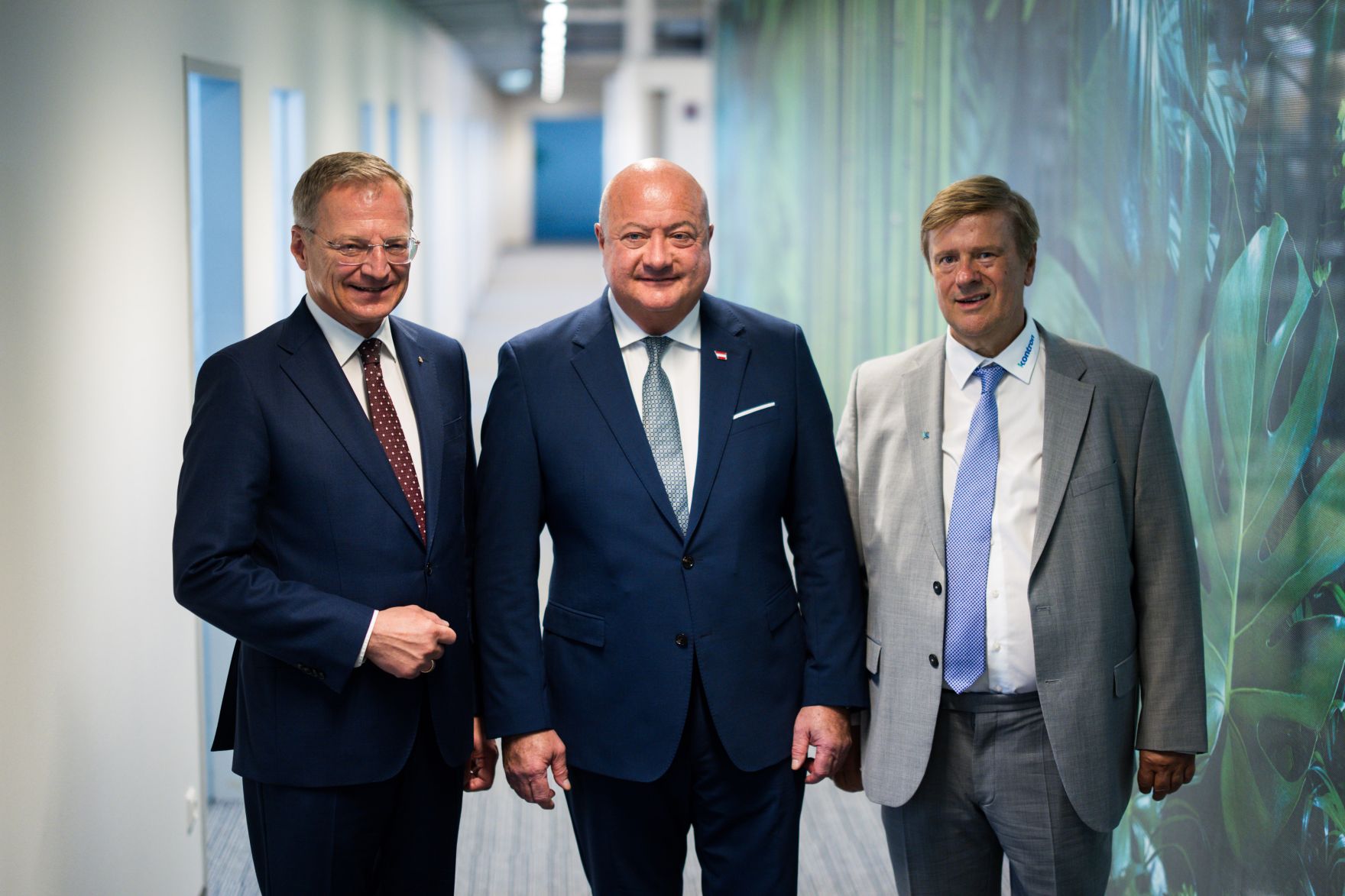 Am 25. August 2025 besuche Bundeskanzler Christian Stocker (m.) im Rahmen seines Bundesl&auml;ndertages die Kontron Technologies GmbH. Im Bild mit Landeshauptmann Thomas Stelzer (.).