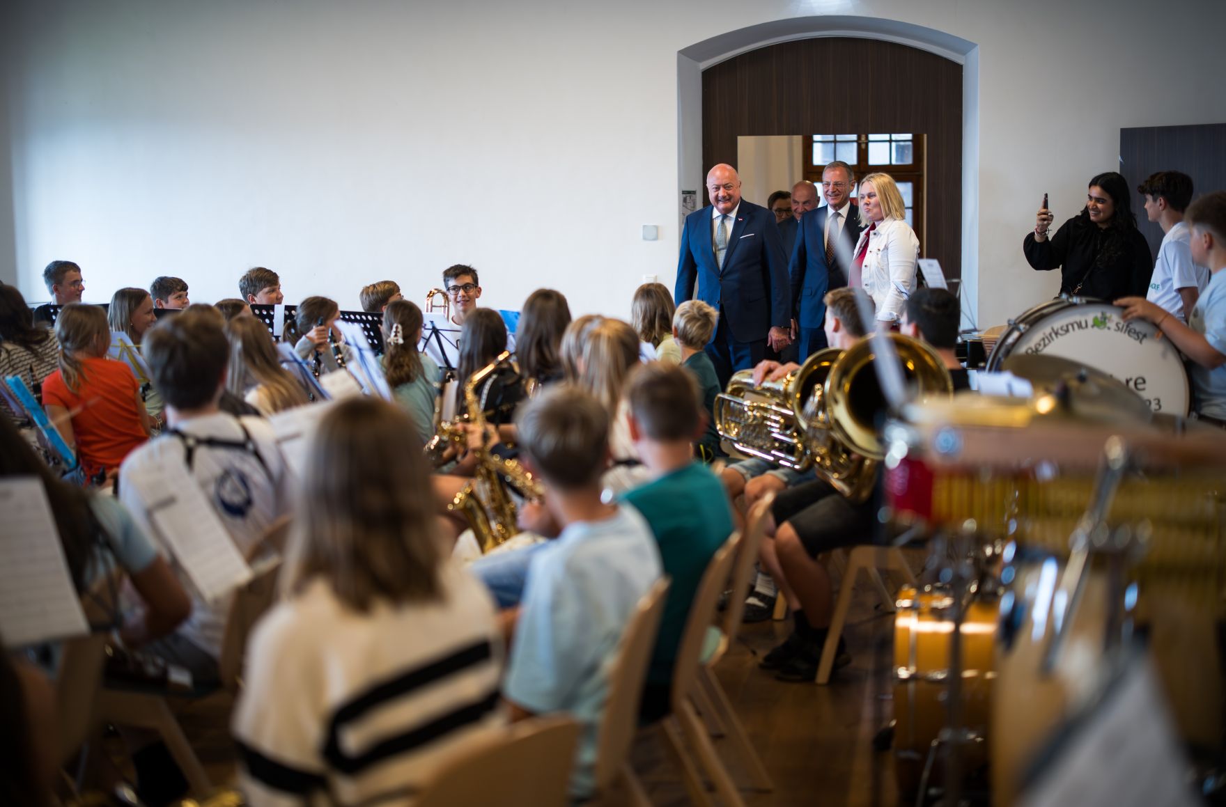 Am 25. August 2025 besuche Bundeskanzler Christian Stocker (8.v.r.) im Rahmen seines Bundesl&auml;ndertages das Musik-Jugendcamp auf Burg Altpernstein. Im Bild mit Landeshauptmann Thomas Stelzer (5.v.r.).