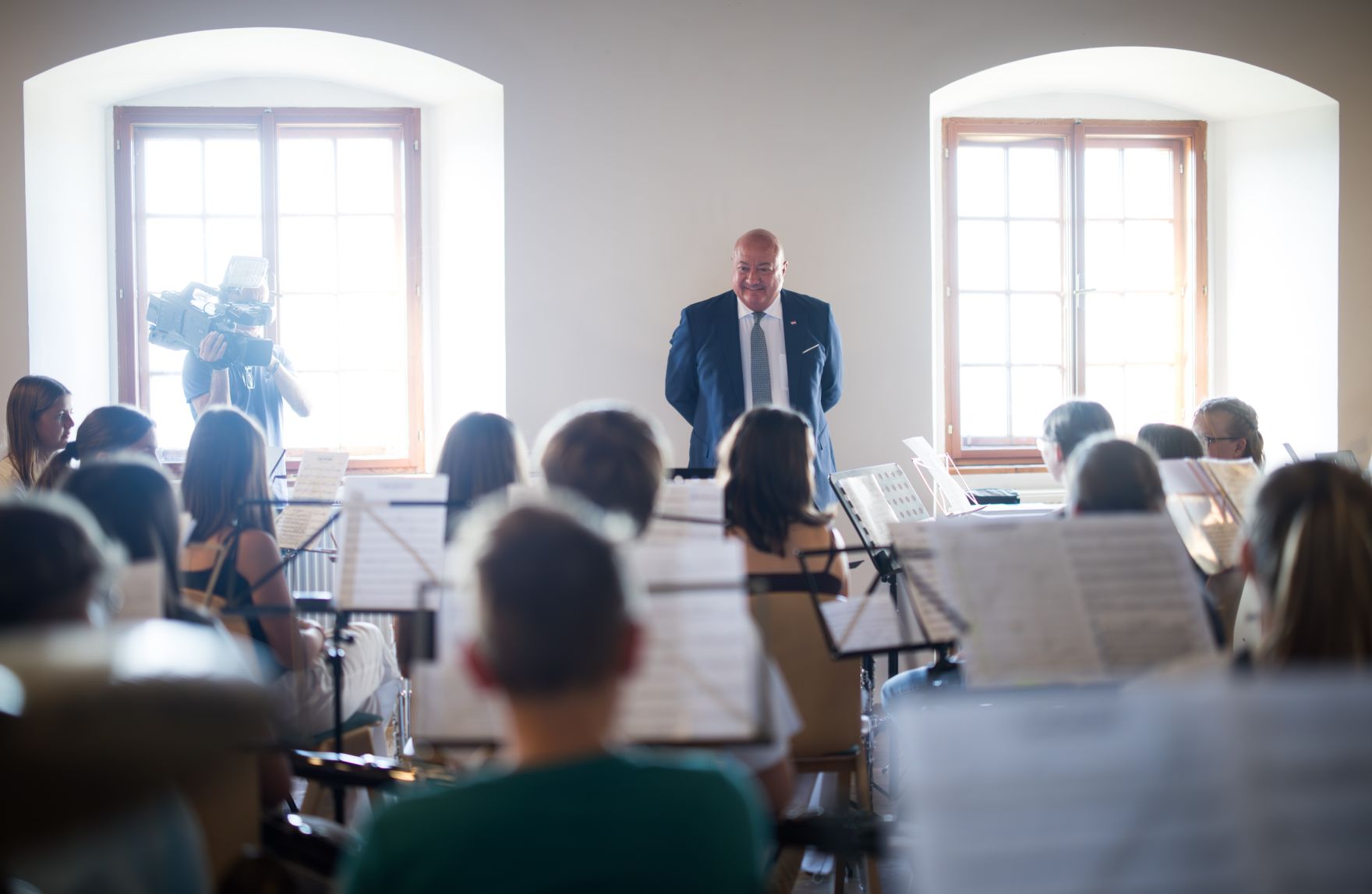 Am 25. August 2025 besuche Bundeskanzler Christian Stocker (m.) im Rahmen seines Bundesl&auml;ndertages das Musik-Jugendcamp auf Burg Altpernstein.