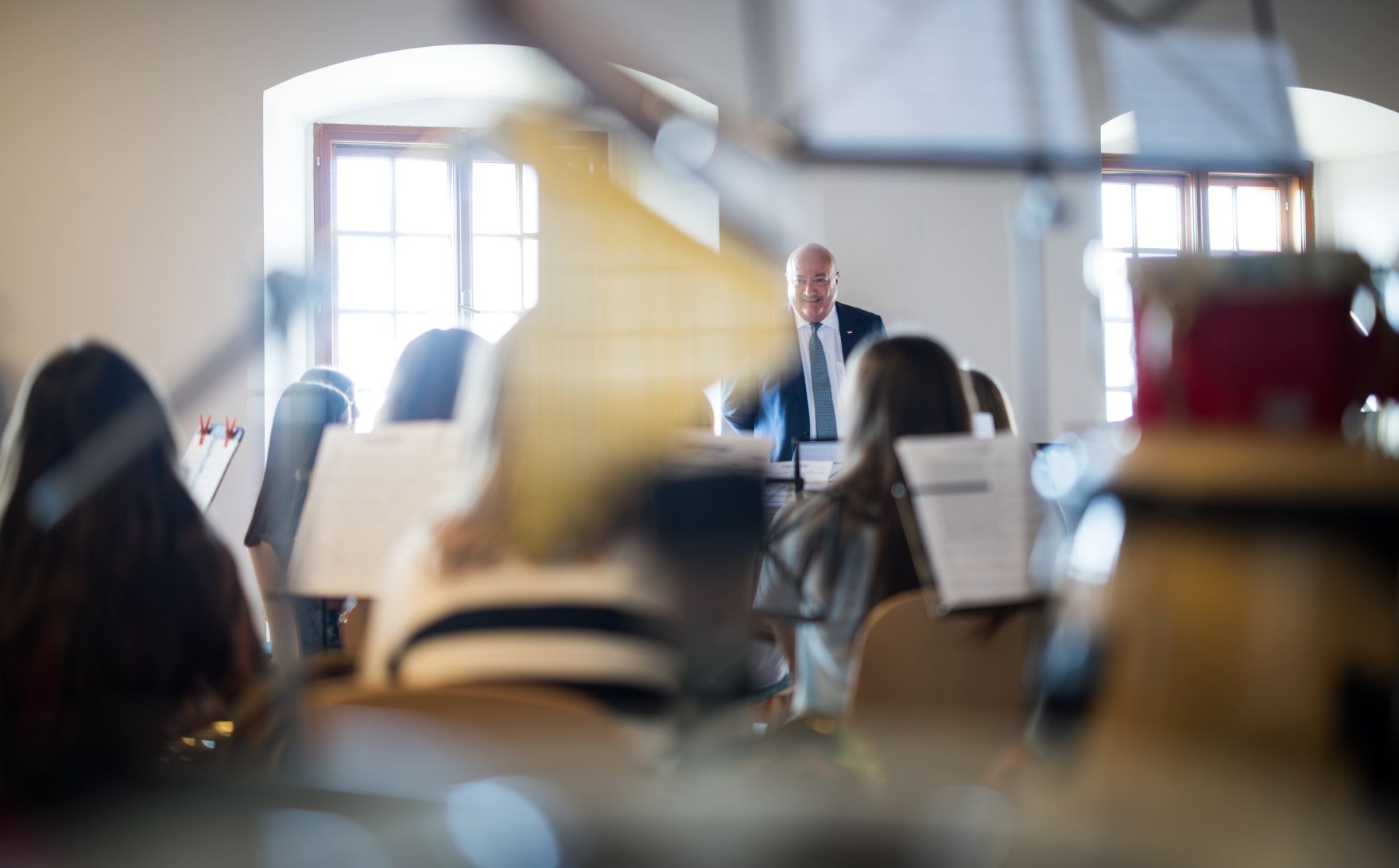 Am 25. August 2025 besuche Bundeskanzler Christian Stocker (m.) im Rahmen seines Bundesl&auml;ndertages das Musik-Jugendcamp auf Burg Altpernstein.