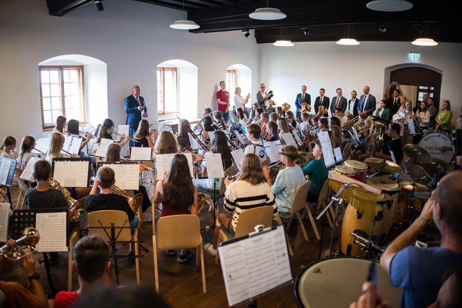 Am 25. August 2025 besuche Bundeskanzler Christian Stocker im Rahmen seines Bundesl&auml;ndertages das Musik-Jugendcamp auf Burg Altpernstein.
