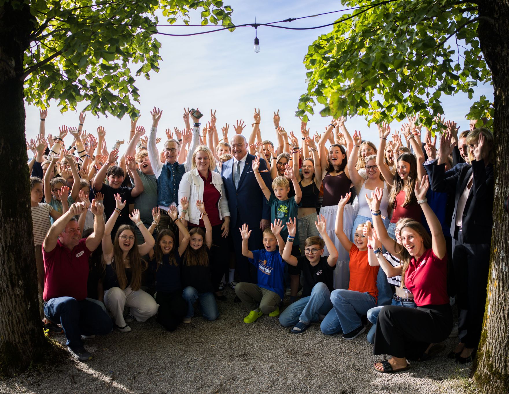 Am 25. August 2025 besuche Bundeskanzler Christian Stocker im Rahmen seines Bundesl&auml;ndertages das Musik-Jugendcamp auf Burg Altpernstein.