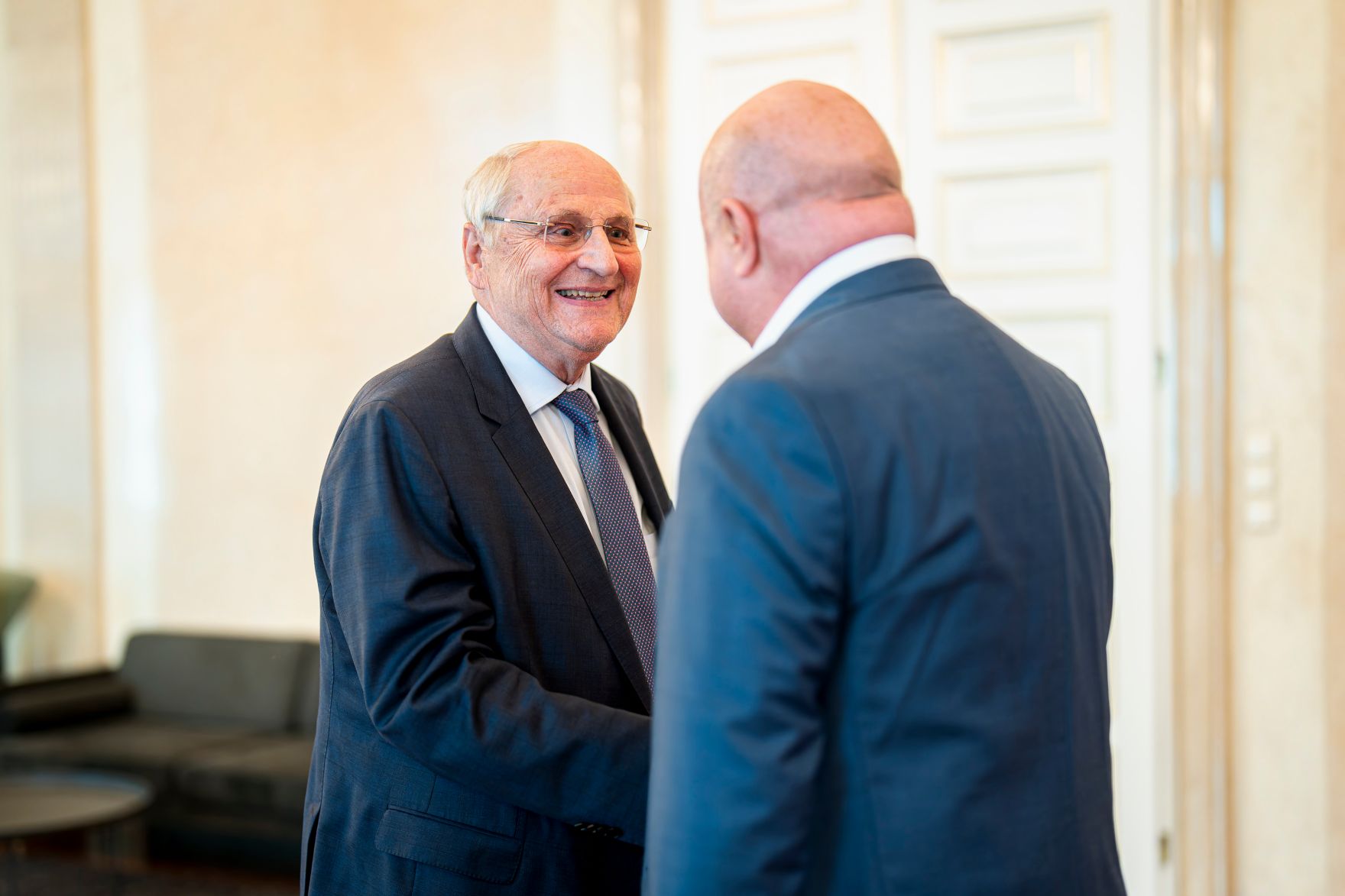 Am 26. August 2025 empfing Bundeskanzler Stocker (r.) Wirtschaftswissenschaftler Christoph Badelt (l.) zu einem Arbeitsgespr&auml;ch.
