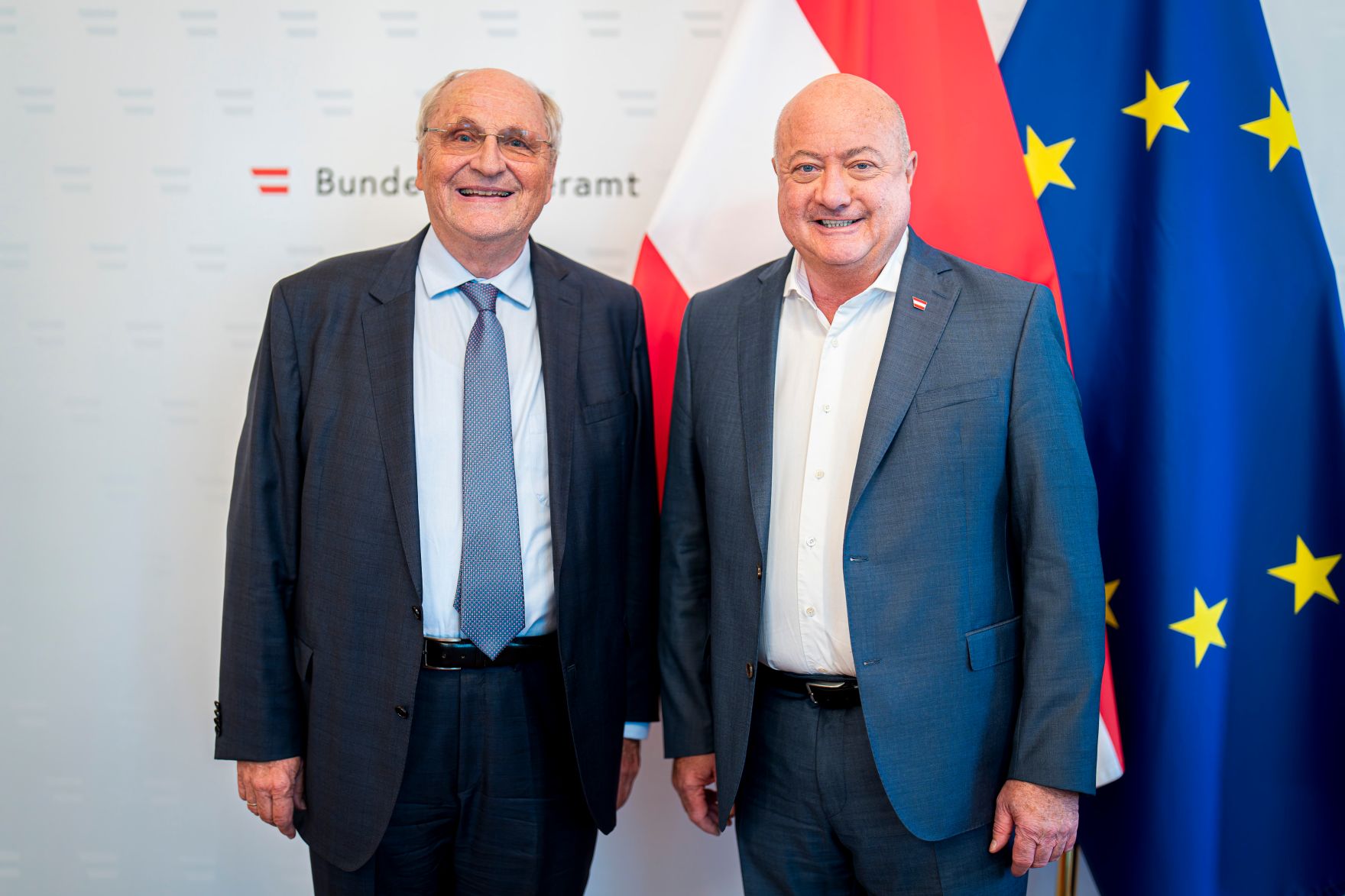 Am 26. August 2025 empfing Bundeskanzler Stocker (r.) Wirtschaftswissenschaftler Christoph Badelt (l.) zu einem Arbeitsgespr&auml;ch.
