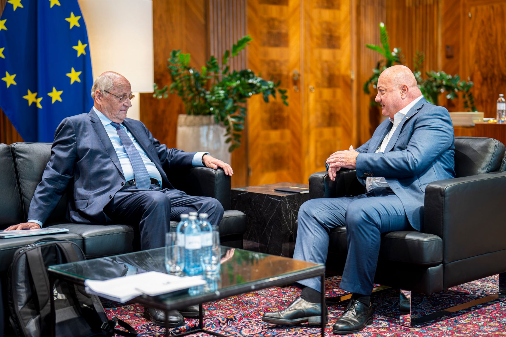 Am 26. August 2025 empfing Bundeskanzler Stocker (r.) Wirtschaftswissenschaftler Christoph Badelt (l.) zu einem Arbeitsgespr&auml;ch.