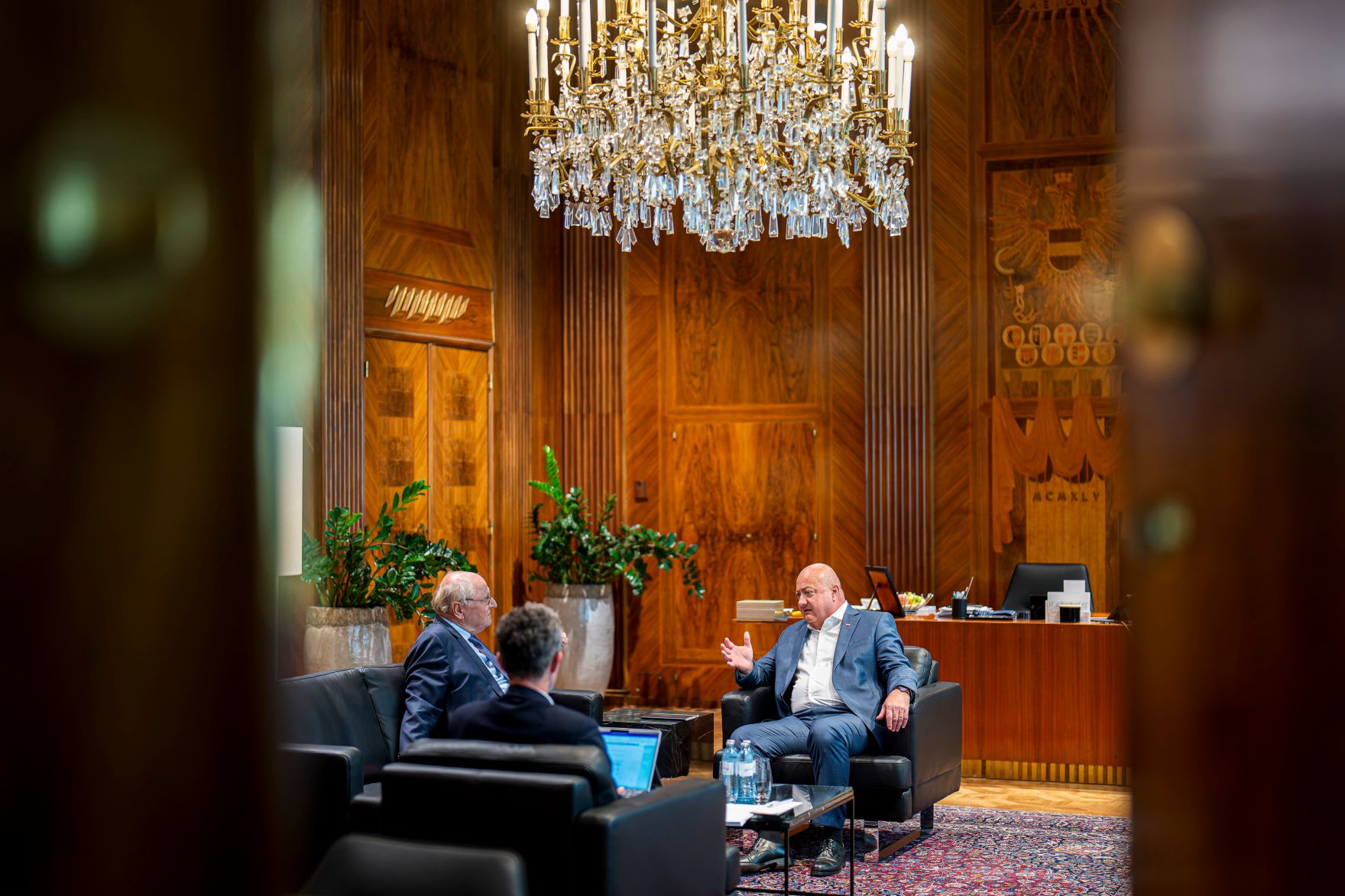 Am 26. August 2025 empfing Bundeskanzler Stocker (r.) Wirtschaftswissenschaftler Christoph Badelt (l.) zu einem Arbeitsgespr&auml;ch.