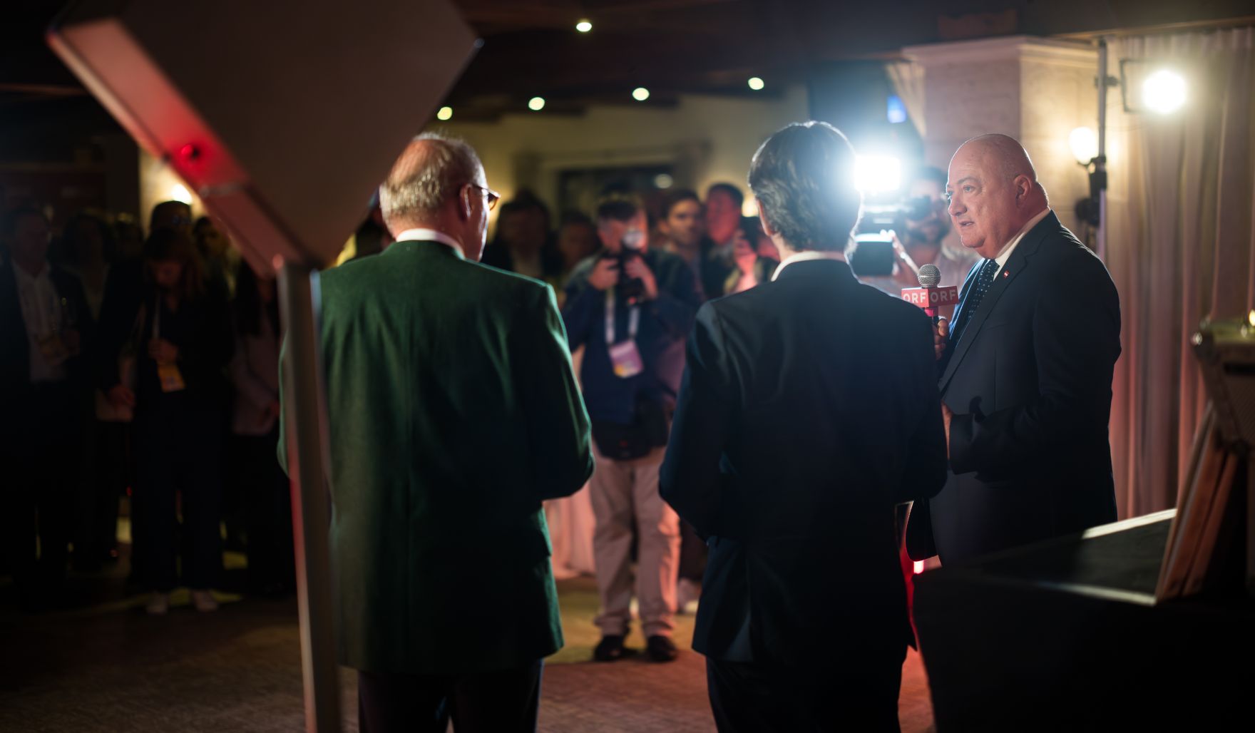 Am 28. August 2025 nahm Bundeskanzler Christian Stocker (r.) am mehrt&auml;gigen Forum Alpbach teil. Im Bild beim Abendempfang mit ORF-Generaldirektor Roland Wei&szlig;mann (m.) und Pr&auml;sident des European Forum Alpbach Othmar Karas (l.).