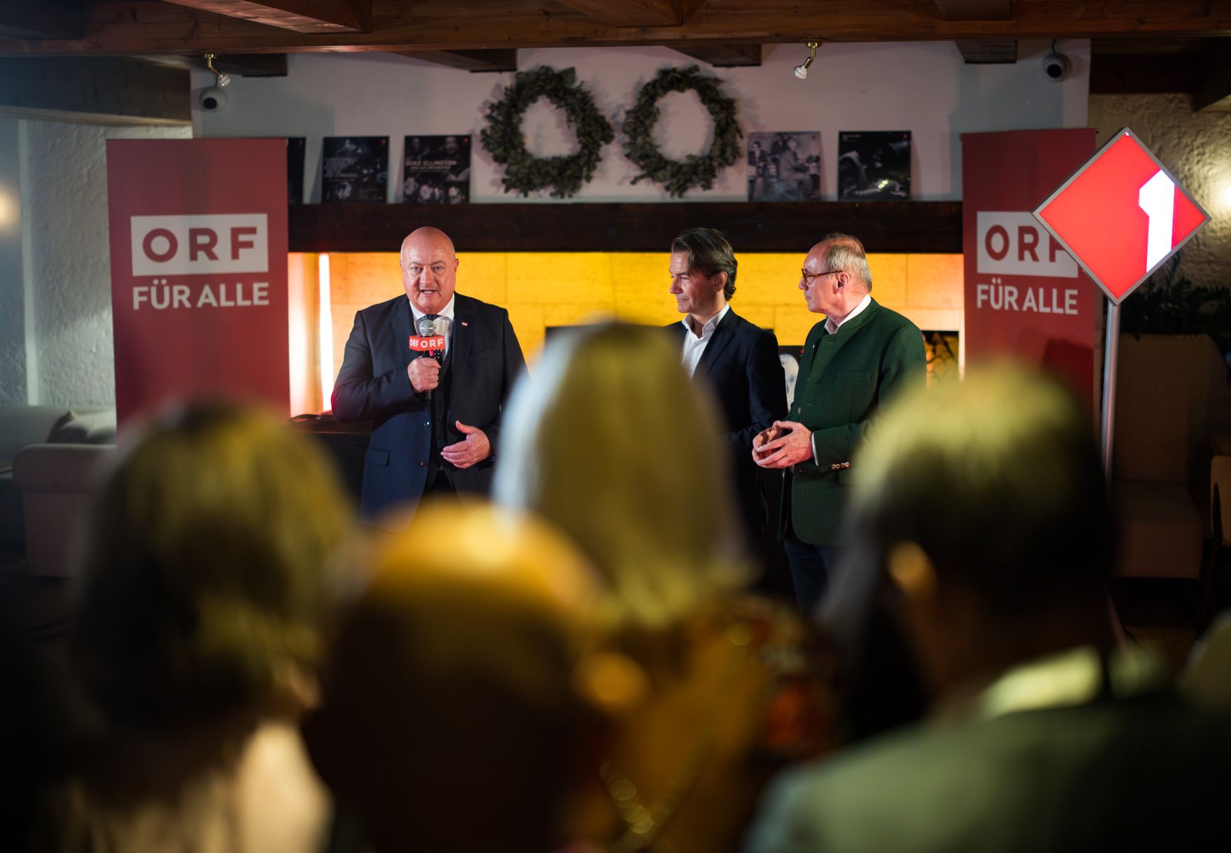 Am 28. August 2025 nahm Bundeskanzler Christian Stocker (l.) am mehrt&auml;gigen Forum Alpbach teil. Im Bild beim Abendempfang mit ORF-Generaldirektor Roland Wei&szlig;mann (m.) und Pr&auml;sident des European Forum Alpbach Othmar Karas (r.).