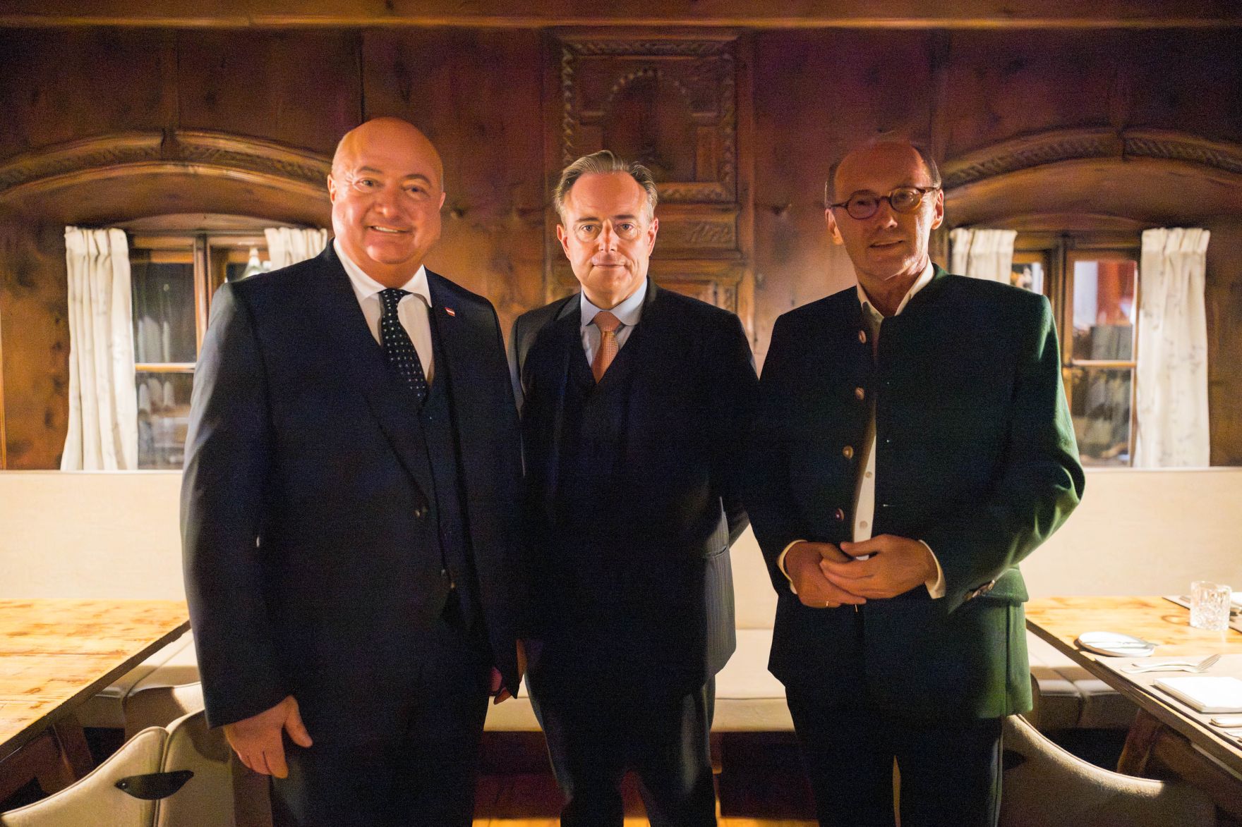 Am 28. August 2025 nahm Bundeskanzler Christian Stocker (l.) am mehrt&auml;gigen Forum Alpbach teil. Im Bild mit dem Premierminister von Belgien Bart De Wever (m.) und Pr&auml;sident des European Forum Alpbach Othmar Karas (r.).