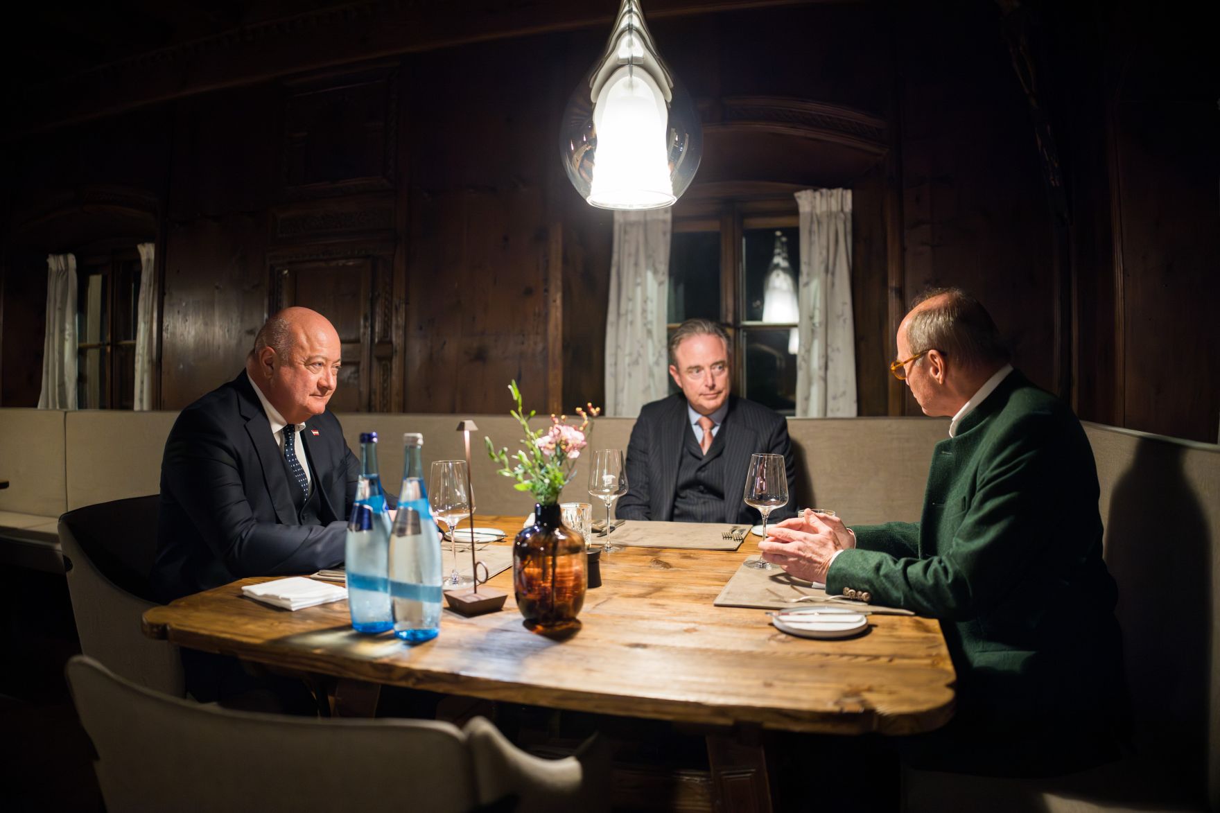 Am 28. August 2025 nahm Bundeskanzler Christian Stocker (l.) am mehrt&auml;gigen Forum Alpbach teil. Im Bild bei einem Arbeitsgespr&auml;ch mit dem Premierminister von Belgien Bart De Wever (m.) und Pr&auml;sident des European Forum Alpbach Othmar Karas (r.).