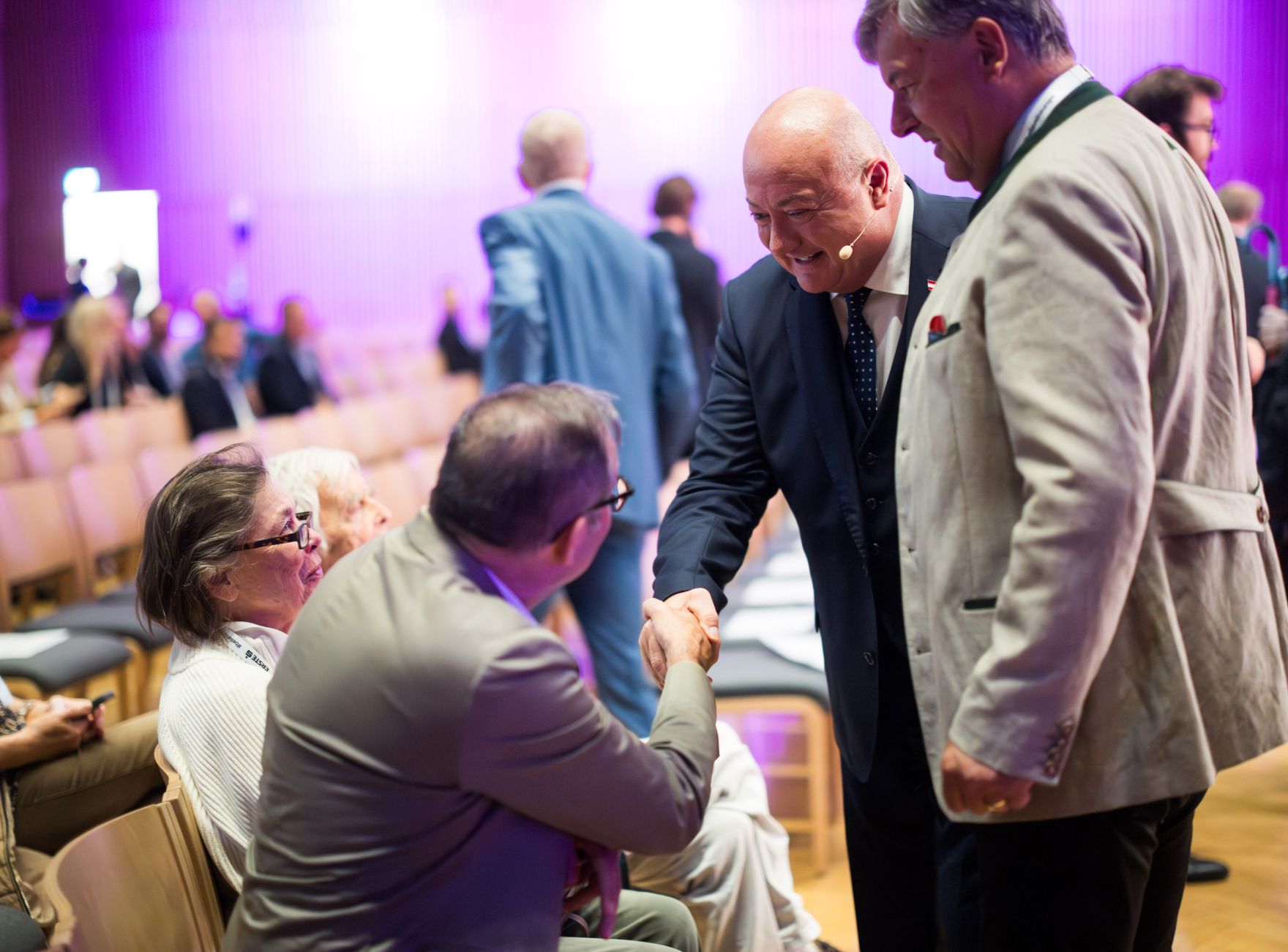 Am 29. August 2025 nahm Bundeskanzler Christian Stocker (m.r.) am mehrt&auml;gigen Forum Alpbach teil.
