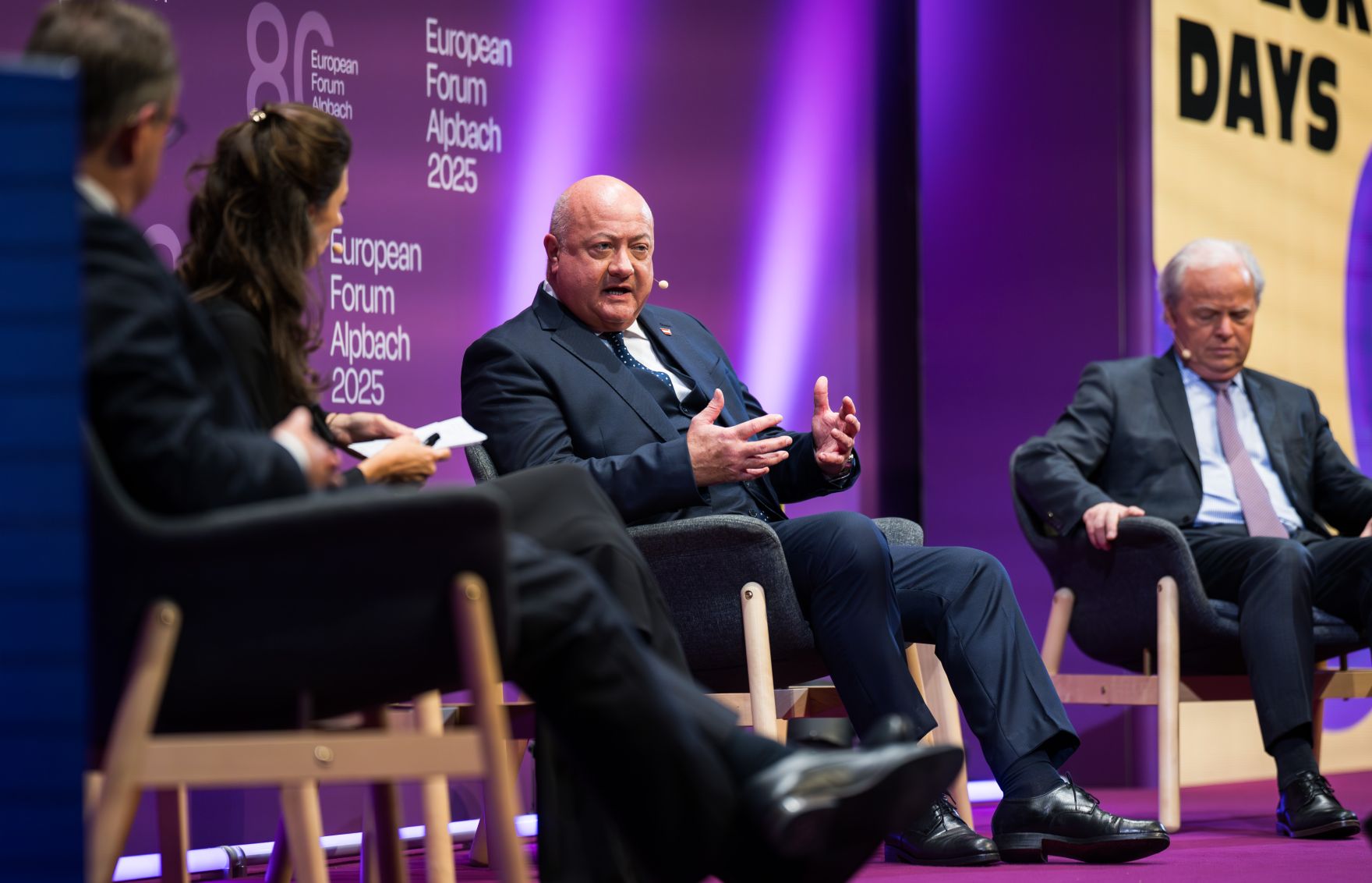 Am 29. August 2025 nahm Bundeskanzler Christian Stocker (m.r.) am mehrt&auml;gigen Forum Alpbach teil. Im Bild mit dem Premierminister von Belgien Bart De Wever (l.), Journalistin Raffaela Schaidreiter (m.l.) und dem leitenden Gesch&auml;ftsf&uuml;hrer f&uuml;r Entwicklungspolitik und Partnerschaften bei der Weltbank Axel van Trotsenburg (r.).