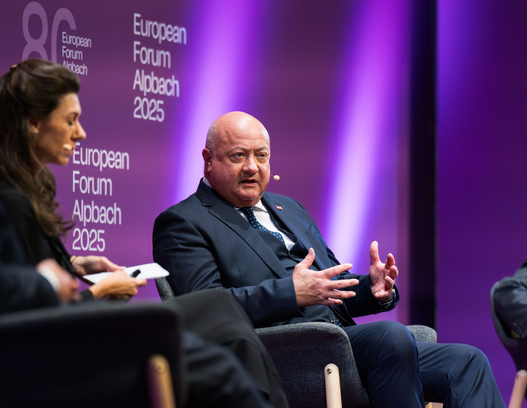 Am 29. August 2025 nahm Bundeskanzler Christian Stocker (r.) am mehrt&auml;gigen Forum Alpbach teil. Im Bild mit Journalistin Raffaela Schaidreiter (l.).