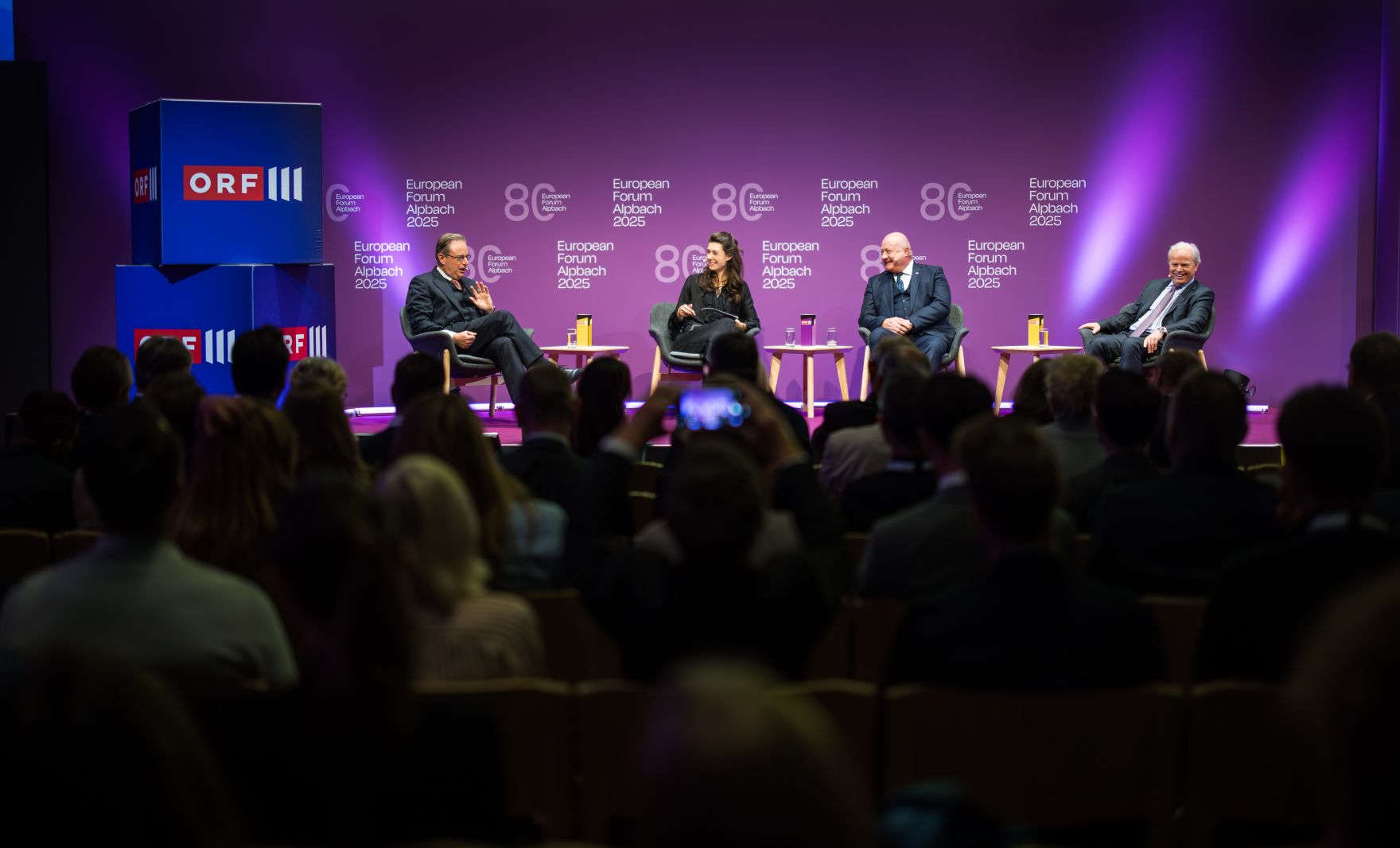 Am 29. August 2025 nahm Bundeskanzler Christian Stocker (m.r.) am mehrt&auml;gigen Forum Alpbach teil. Im Bild mit dem Premierminister von Belgien Bart De Wever (l.), Journalistin Raffaela Schaidreiter (m.l.) und dem leitenden Gesch&auml;ftsf&uuml;hrer f&uuml;r Entwicklungspolitik und Partnerschaften bei der Weltbank Axel van Trotsenburg (r.).