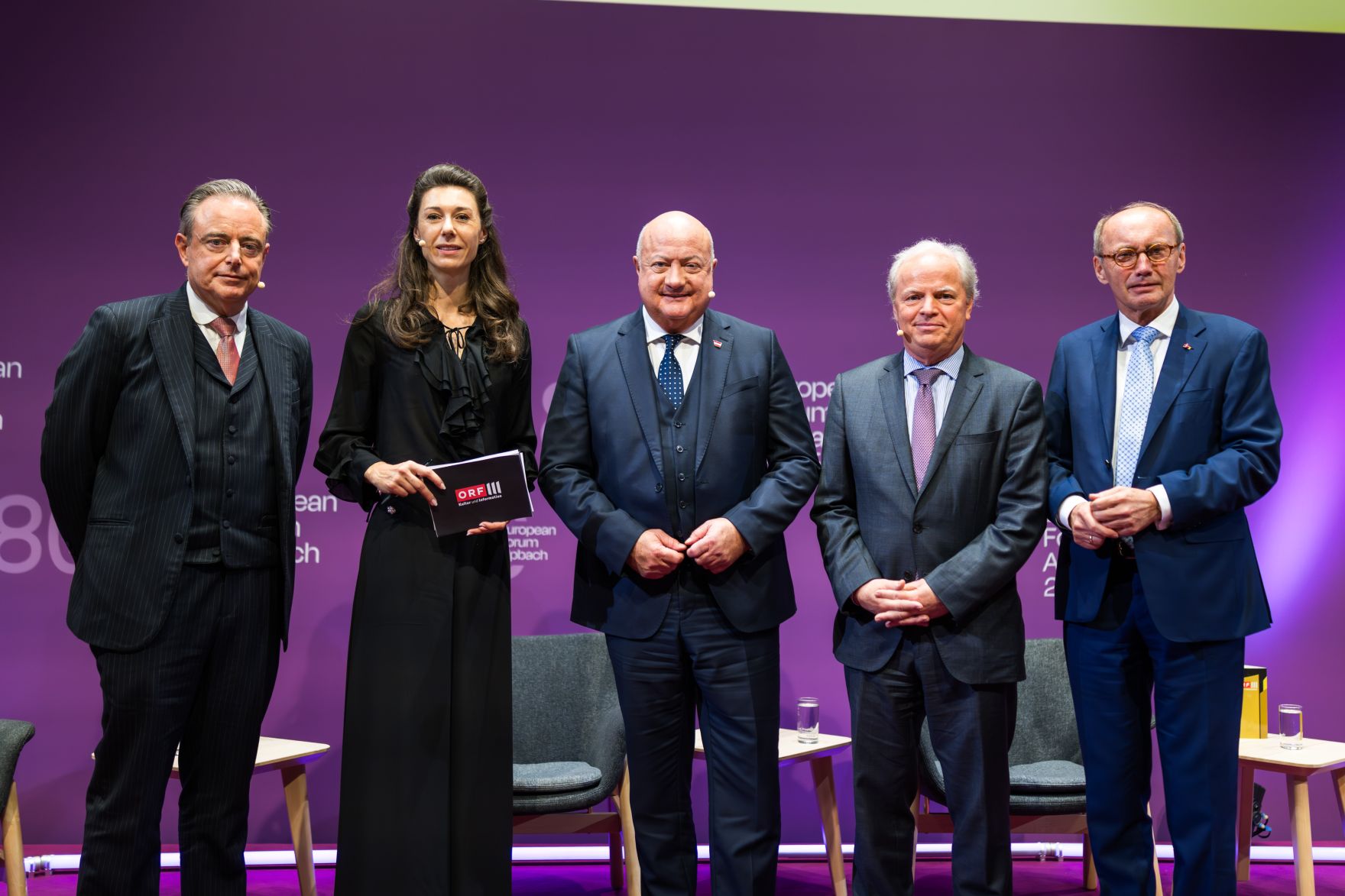 Am 29. August 2025 nahm Bundeskanzler Christian Stocker (m.) am mehrt&auml;gigen Forum Alpbach teil. Im Bild mit dem Premierminister von Belgien Bart De Wever (l.), Journalistin Raffaela Schaidreiter (m.l.), Pr&auml;sidenten des European Forum Alpbach Othmar Karas (r.) und dem leitenden Gesch&auml;ftsf&uuml;hrer f&uuml;r Entwicklungspolitik und Partnerschaften bei der Weltbank Axel van Trotsenburg (m.r.).