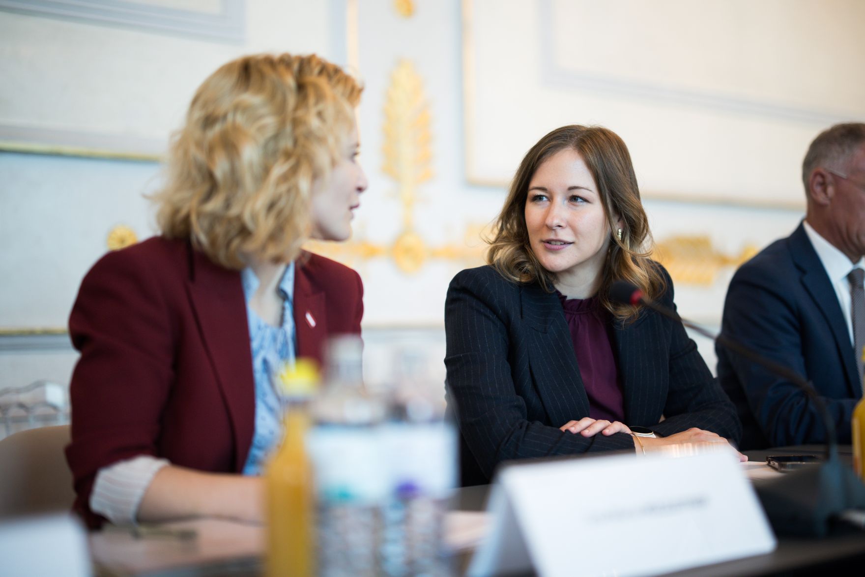 Am 2. September 2025 fand im Bundeskanzleramt die Klausurtagung der Bundesregierung statt. Im Bild Bundesministerin Claudia Plakolm (m.) und Bundesministerin Eva-Maria Holzleither (l.).