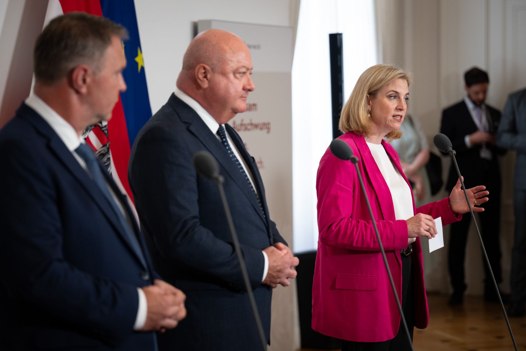Am 2. September 2025 fand im Bundeskanzleramt die Klausurtagung der Bundesregierung statt. Im Bild Bundeskanzler Christian Stocker (m.), Vizekanzler Andreas Babler (l.) und Bundesministerin Beate Meinl-Reisinger (r.) beim Doorstep.