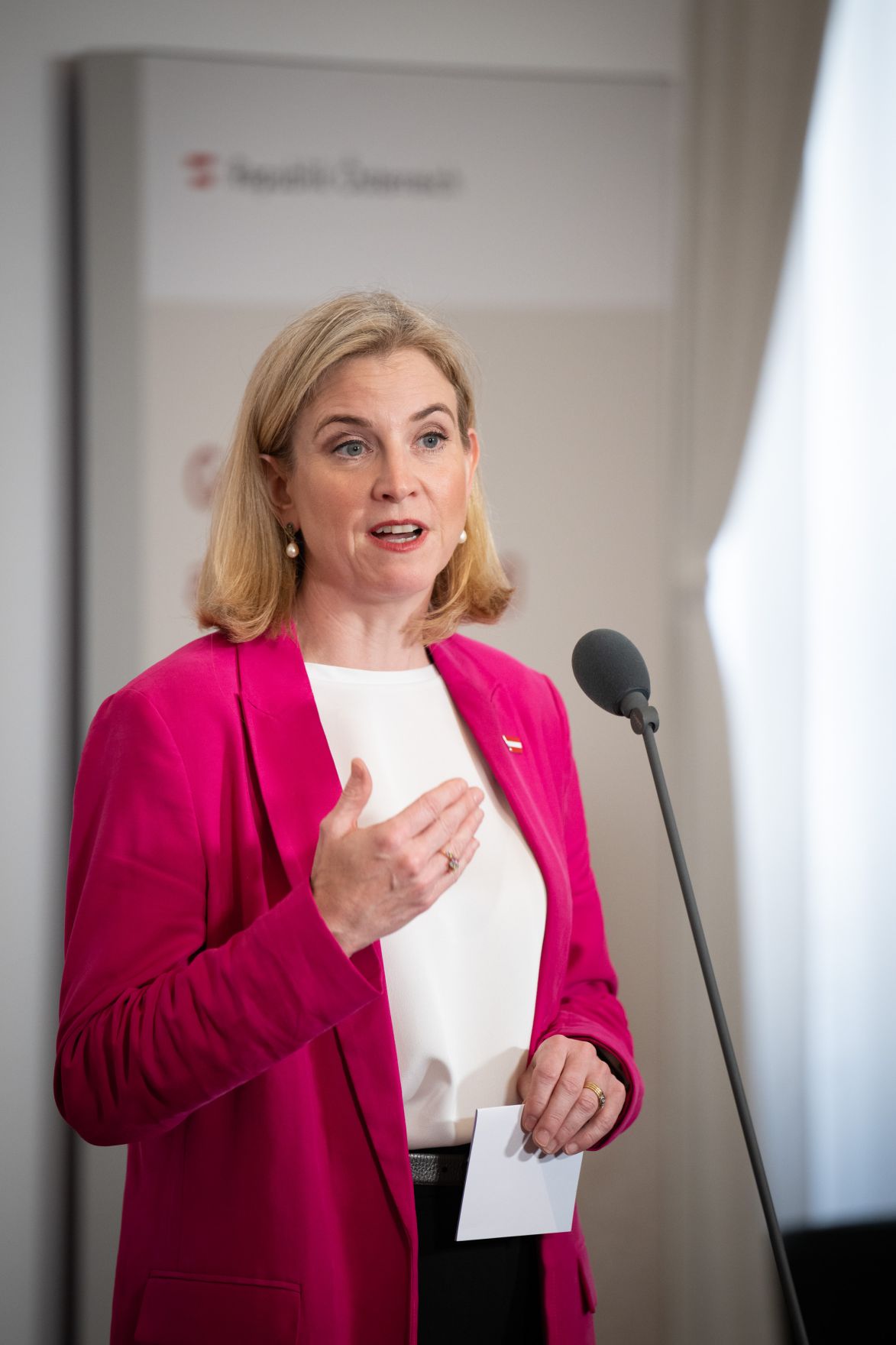 Am 2. September 2025 fand im Bundeskanzleramt die Klausurtagung der Bundesregierung statt. Im Bild Bundesministerin Beate Meinl-Reisinger beim Doorstep.