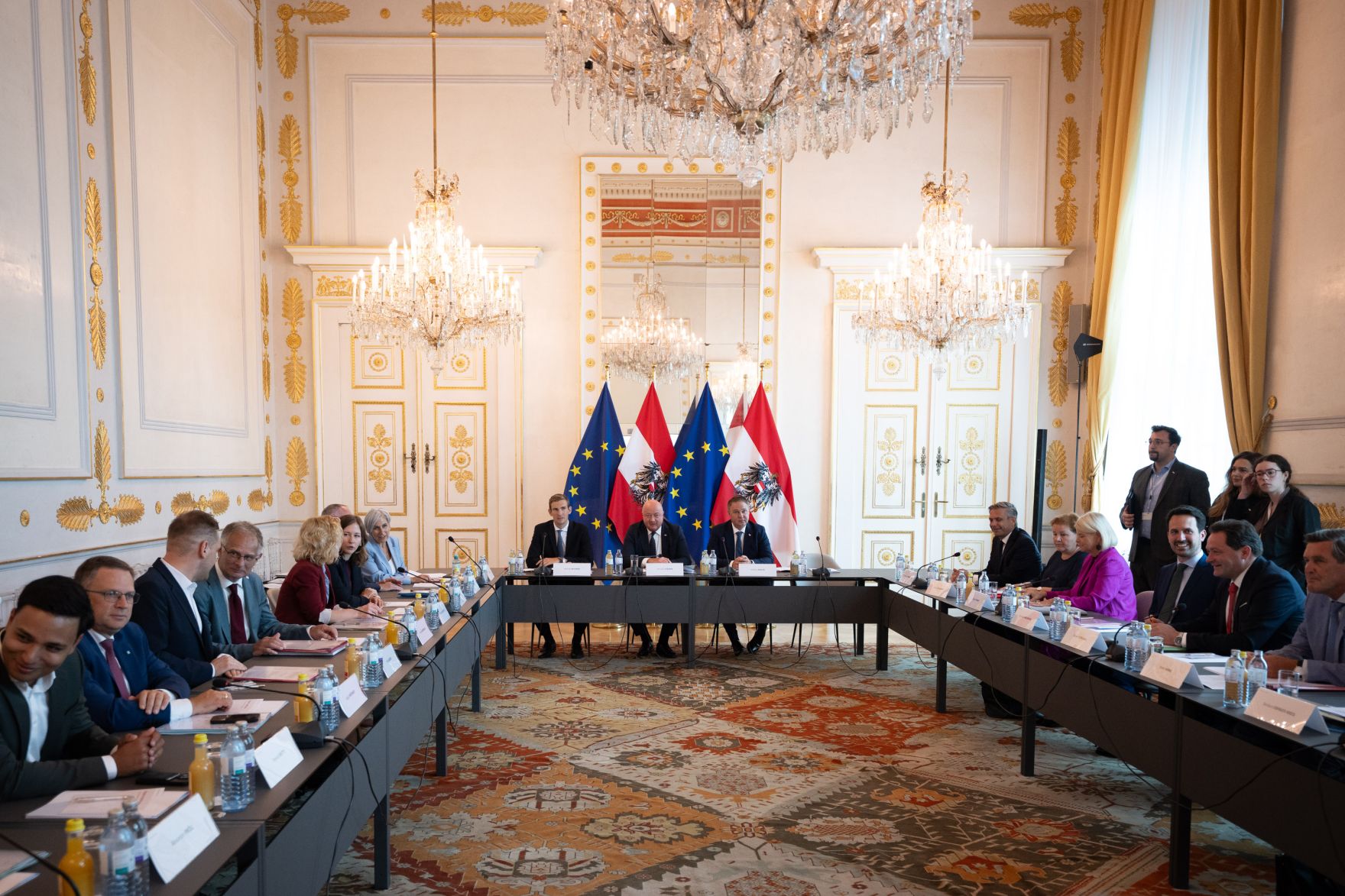 Am 2. September 2025 fand im Bundeskanzleramt die Klausurtagung der Bundesregierung statt. Im Bild Nationalratsabgeordneter August W&ouml;ginger (2.v.l.), Bundesminister Markus Marterbauer (4.v.l.), Bundesministerin Eva-Maria Holzleitner (5.v.l.), Bundesministerin Claudia Plakolm (6.v.l.), Bundesministerin Anna Sporrer (7.v.l.), Bundeskanzler Christian Stocker (9.v.l.), Vizekanzler Andreas Babler (10.v.l.), Bundesminister Peter Hanke (r.), Bundesminister Norbert Totschnig (2.v.r.), Bundesminister Christoph Wiederkehr (5.v.r.), Bundesministerin Klaudia Tanner (7.v.r.), Bundesministerin Korinna Schumann (8.v.r.) und Bundesminister Wolfgang Hattmannsdorfer (9.v.r.).