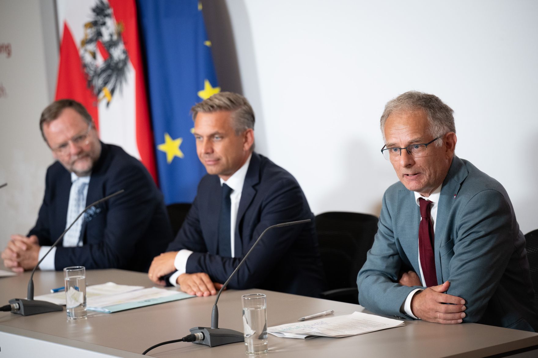 Am 2.September 2025 fand im Bundeskanzleramt die Klausurtagung der Bundesregierung statt. Im Bild Bundesminster Wolfgang Hattmannsdorfer (m.), Bundesminister Markus Marterbauer (r.) und Staatssekret&auml;r Sepp Schellhorn (l.) beim Pressebriefing.