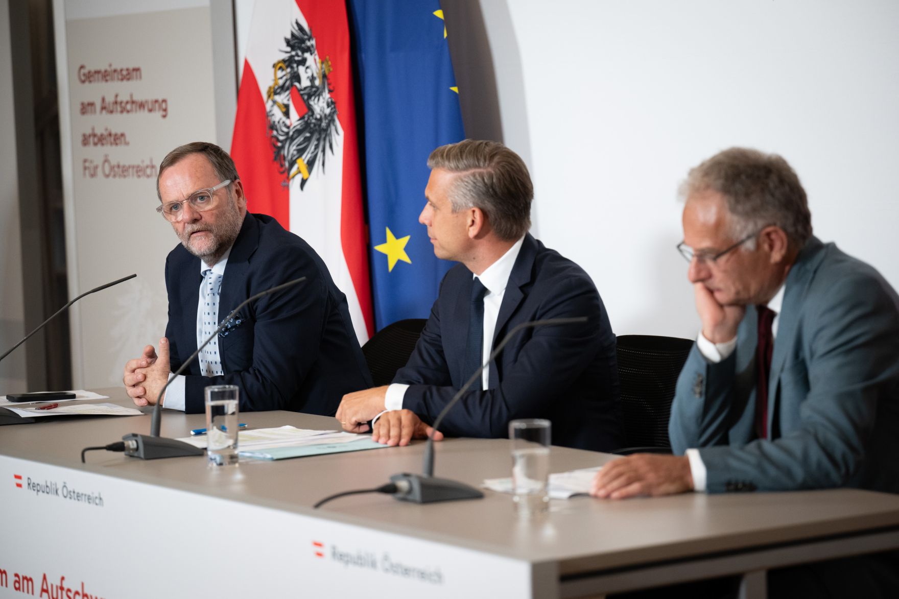 Am 2.September 2025 fand im Bundeskanzleramt die Klausurtagung der Bundesregierung statt. Im Bild Bundesminster Wolfgang Hattmannsdorfer (m.), Bundesminister Markus Marterbauer (r.) und Staatssekret&auml;r Sepp Schellhorn (l.) beim Pressebriefing.