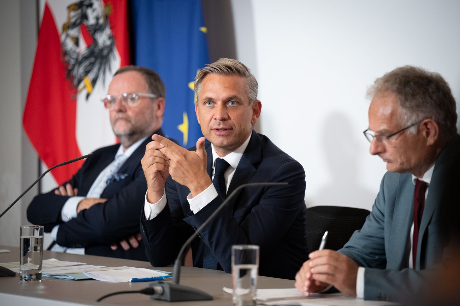Am 2.September 2025 fand im Bundeskanzleramt die Klausurtagung der Bundesregierung statt. Im Bild Bundesminster Wolfgang Hattmannsdorfer (m.), Bundesminister Markus Marterbauer (r.) und Staatssekret&auml;r Sepp Schellhorn (l.) beim Pressebriefing.