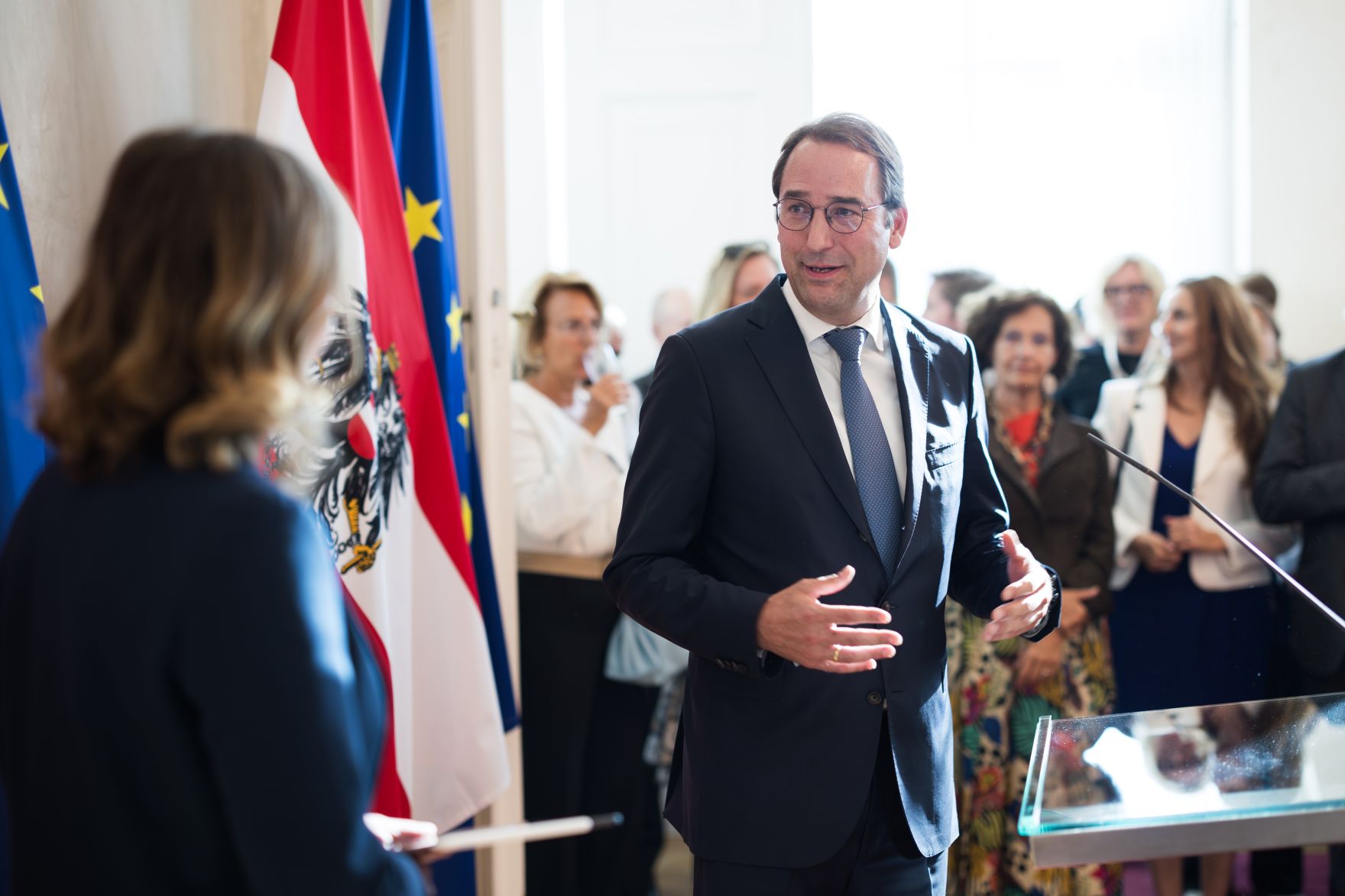 Am 3. September 2025 empfing Bundeskanzler Christian Stocker bei einem Abendempfang die Teilnehmerinnen und Teilnehmer der Botschafterkonferenz im Bundeskanzleramt. Im Bild Bundesministerin Claudia Plakolm (l.).