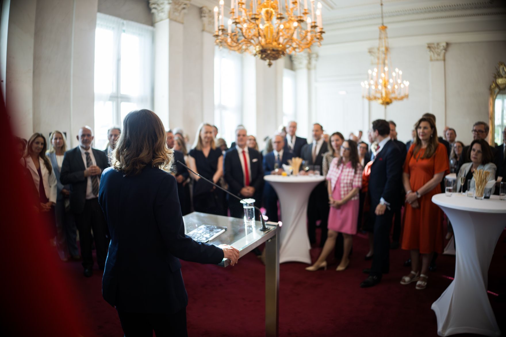 Am 3. September 2025 empfing Bundeskanzler Christian Stocker bei einem Abendempfang die Teilnehmerinnen und Teilnehmer der Botschafterkonferenz im Bundeskanzleramt. Im Bild Bundesministerin Claudia Plakolm (5.v.l.).